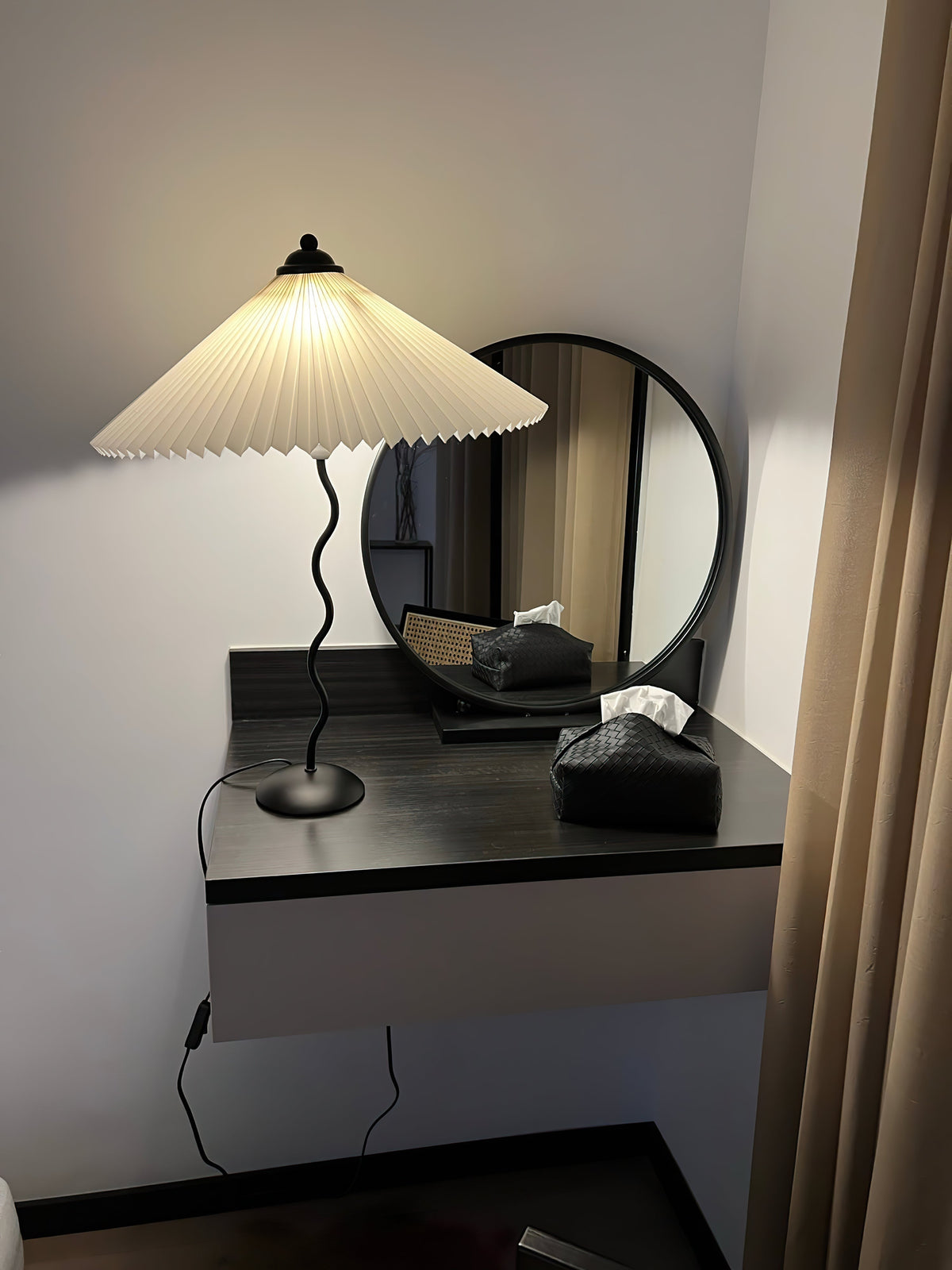 Krenis Fabric Artistic Table Lamp