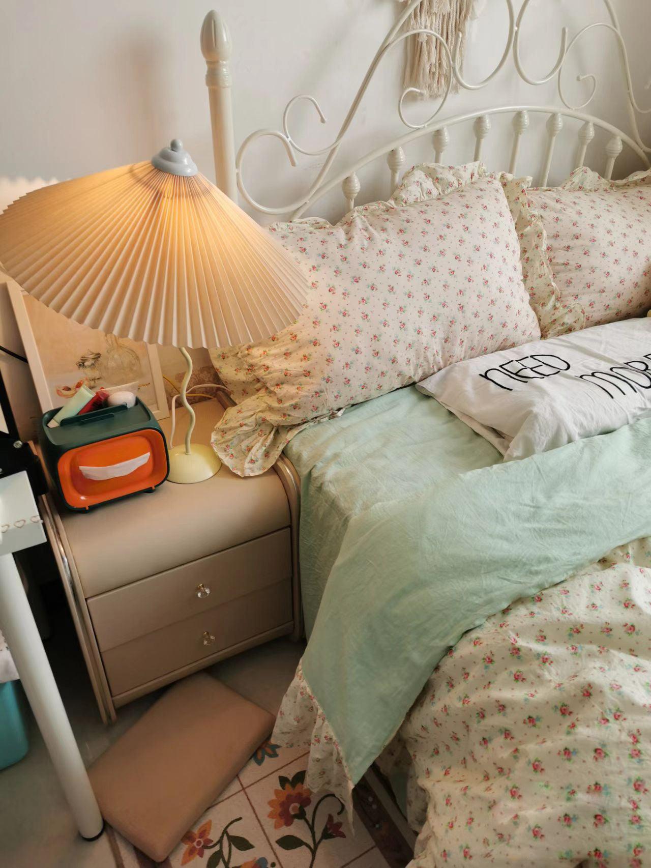 Krenis Fabric Artistic Table Lamp