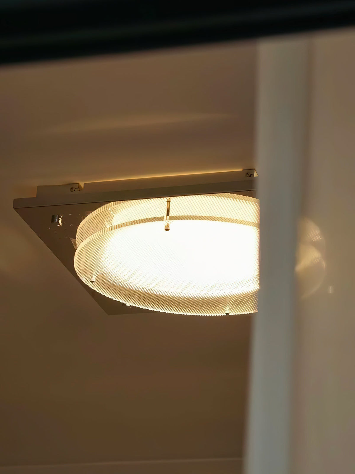 Isolora Nordic Art Shield Sconce Wall lamp