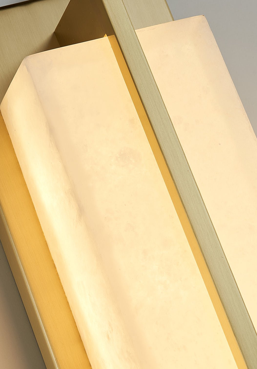 Laxor Alabaster Brass Wall Light