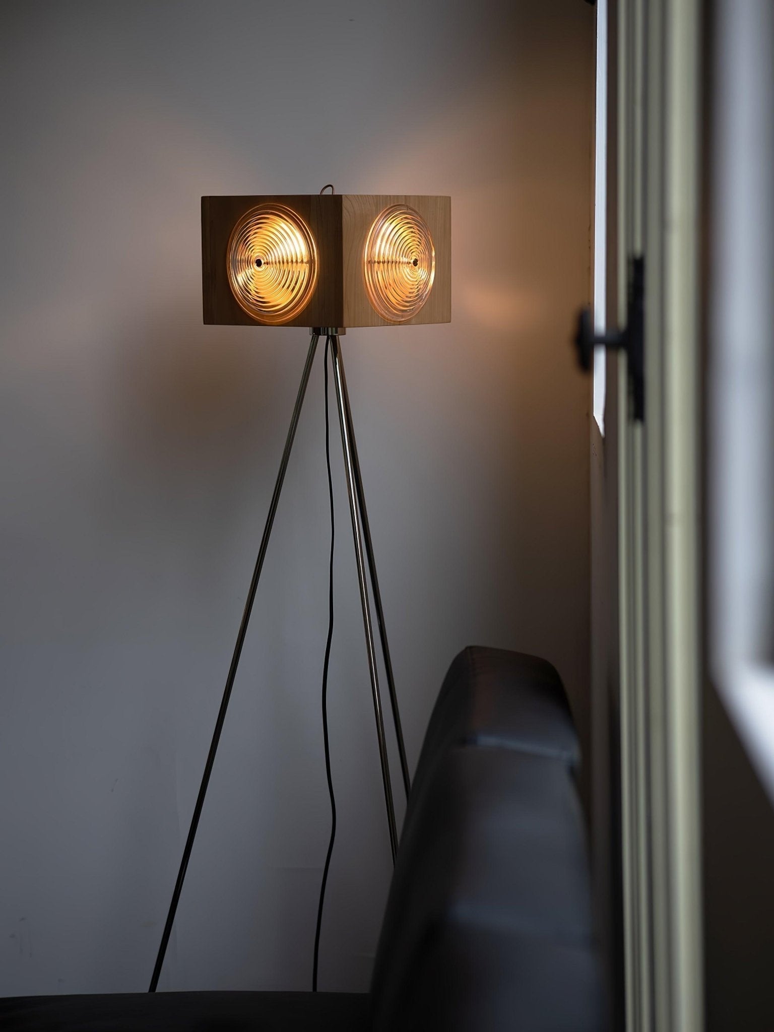 Vesoren Tripod Wood Floor Lamp