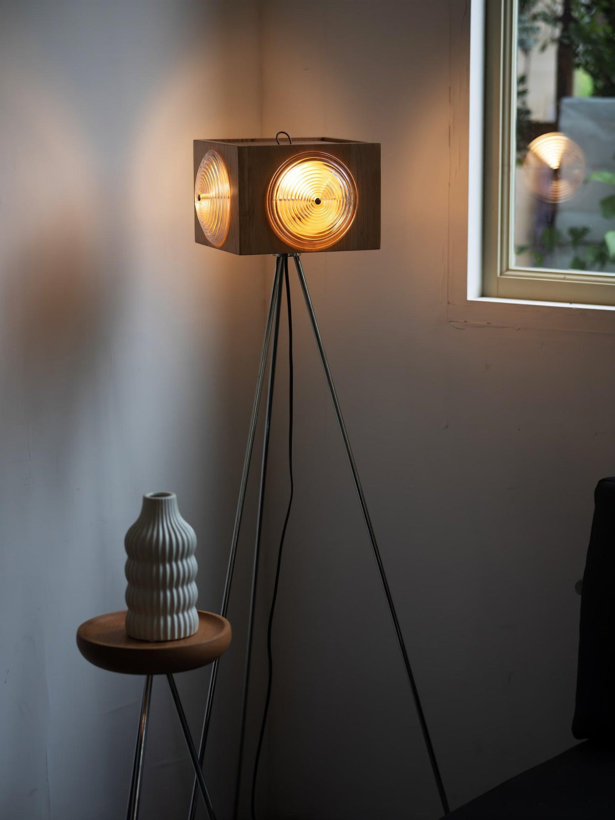 Vesoren Tripod Wood Floor Lamp