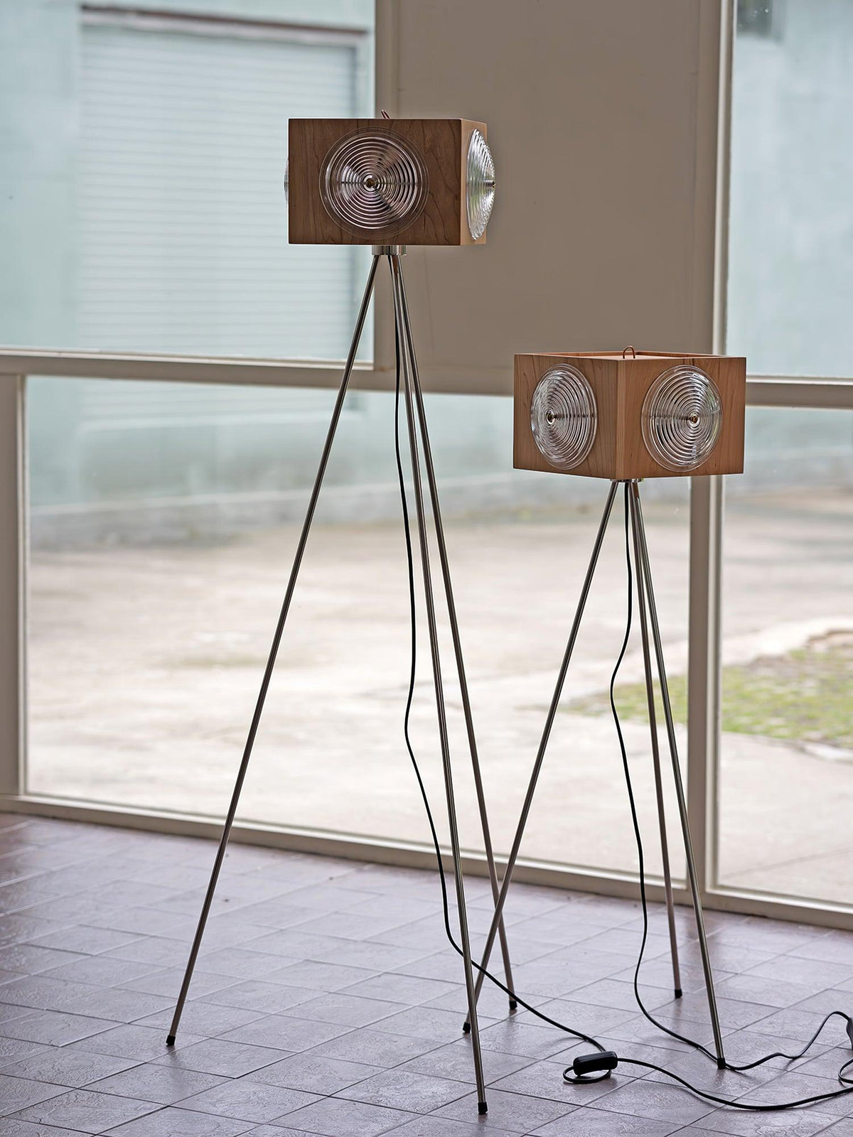 Vesoren Tripod Wood Floor Lamp