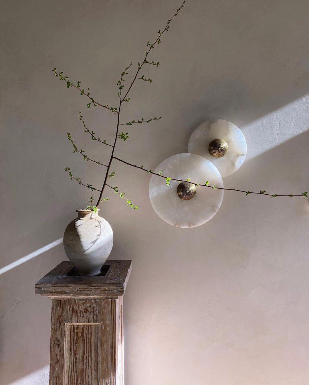 Round Wall Lamp Alabaster Fluted Brass - Neutral Decor