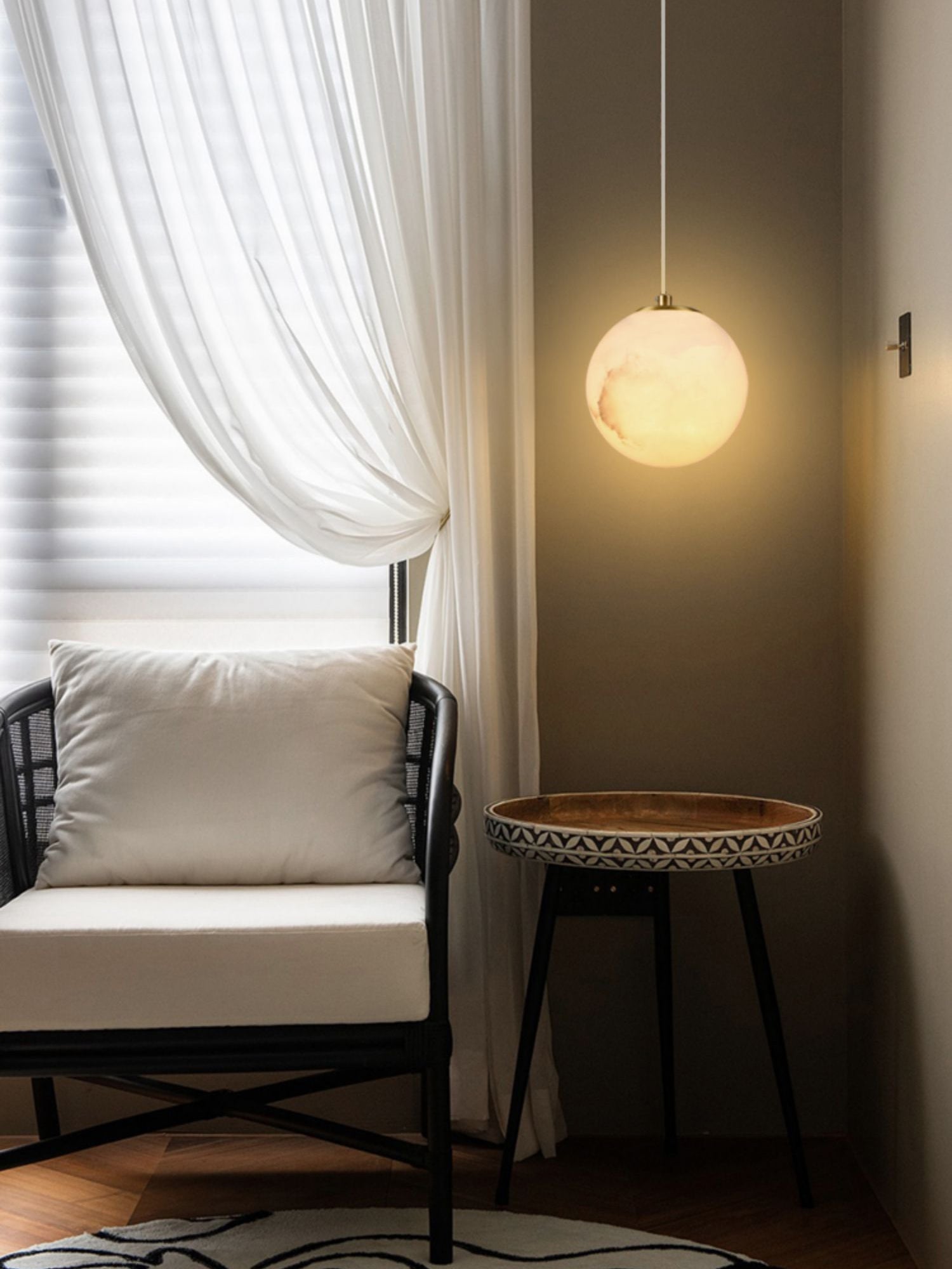 Nivenia Alabaster Pendant Light