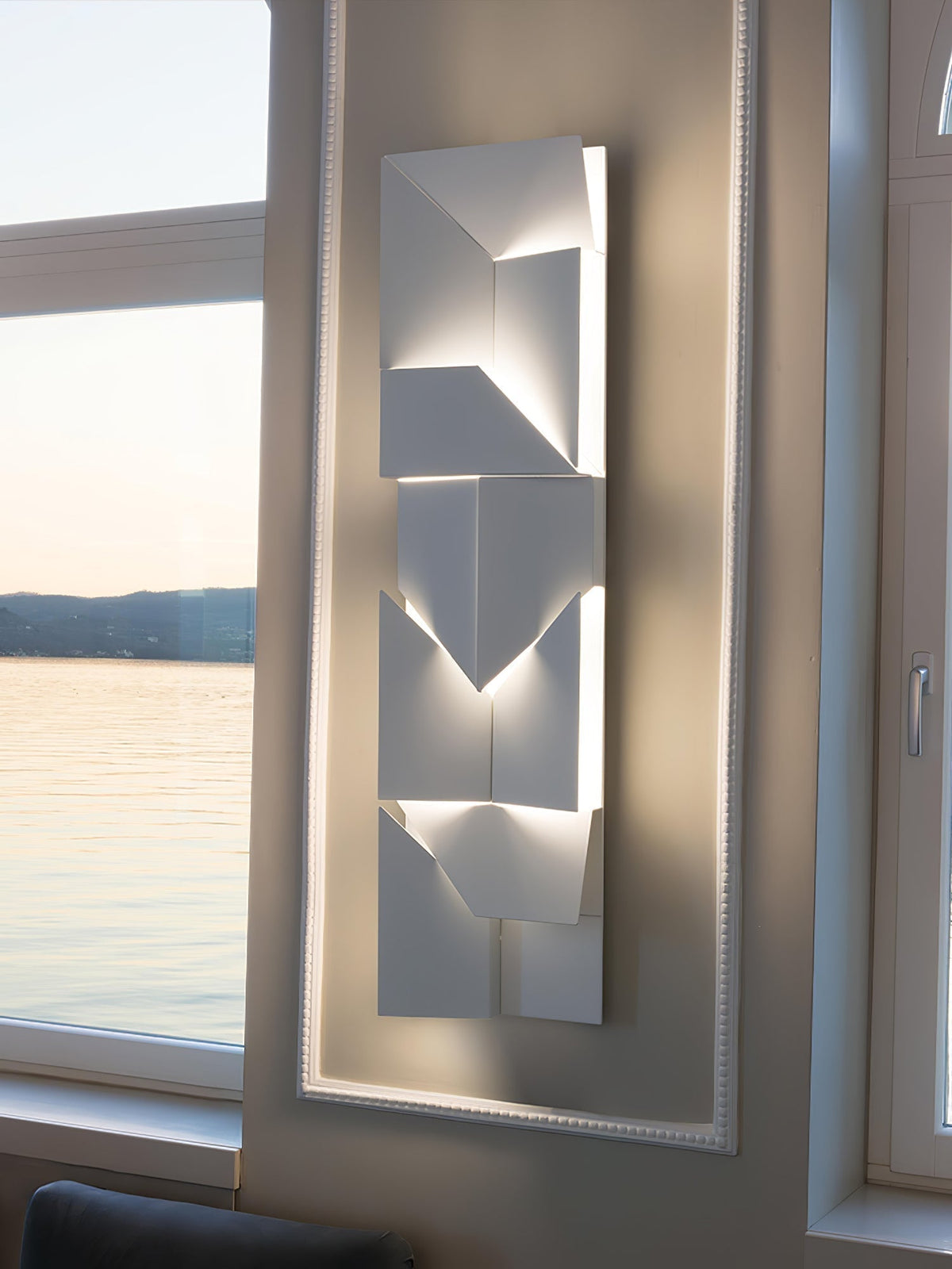 Deloza Shadows Rechargeable Grand Sconce Wall lamp