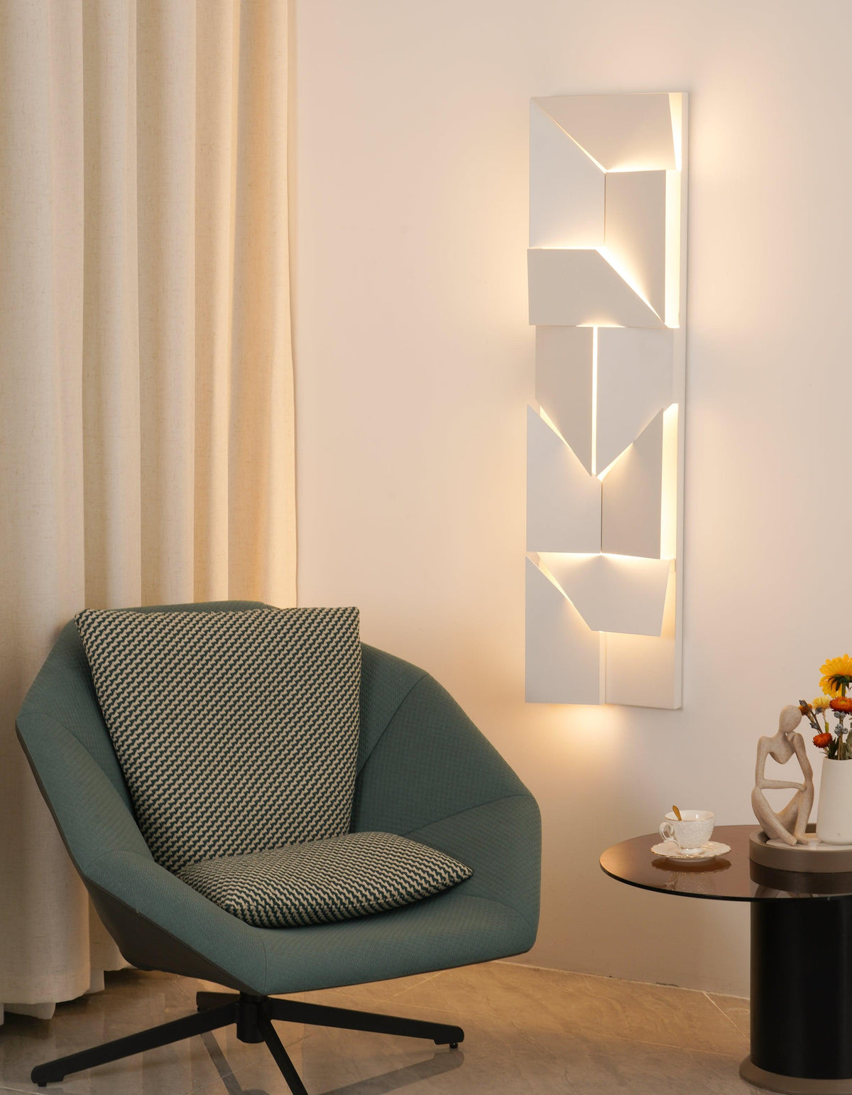 Deloza Shadows Rechargeable Grand Sconce Wall lamp