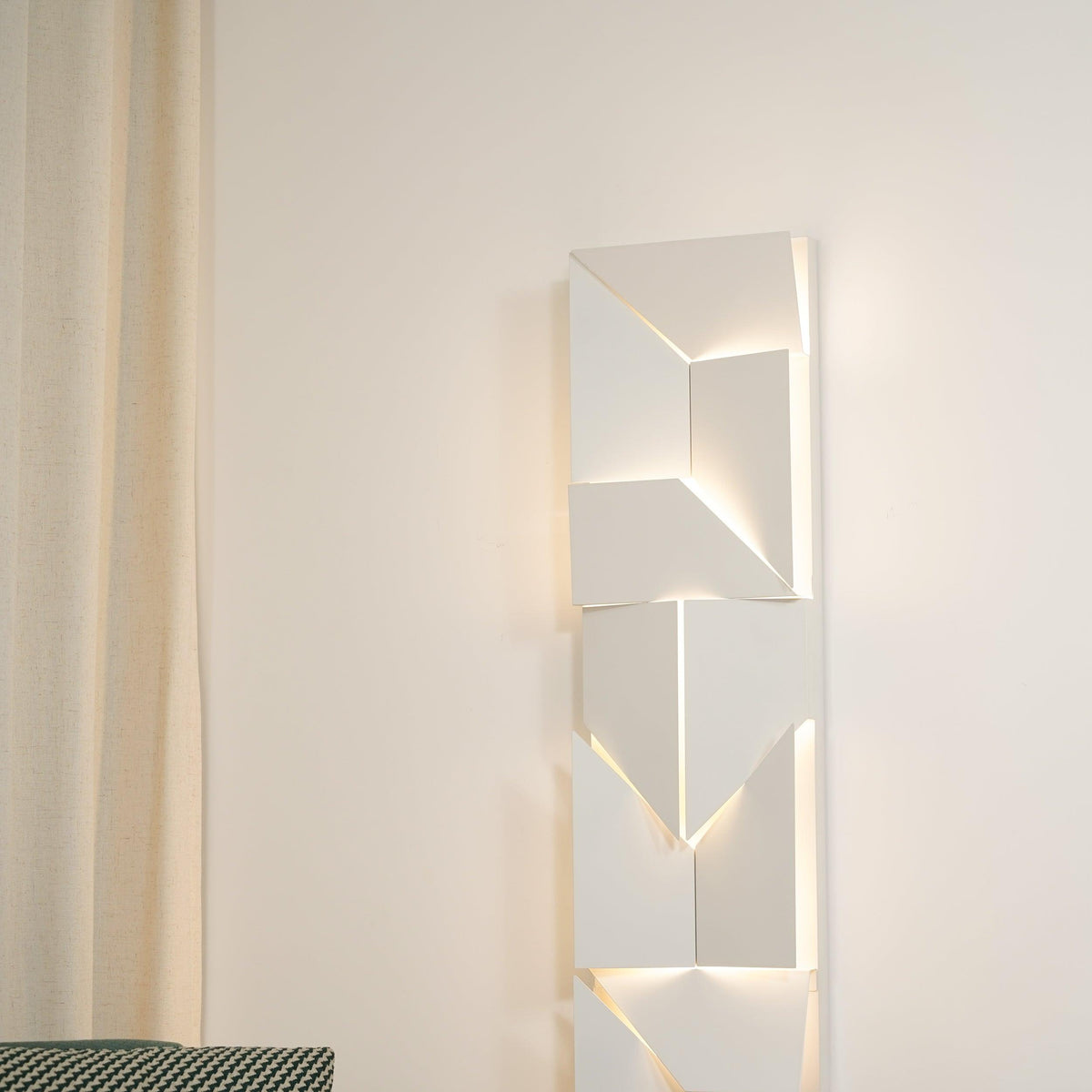 Wynor Shadows Grand Sconce Wall Lamp