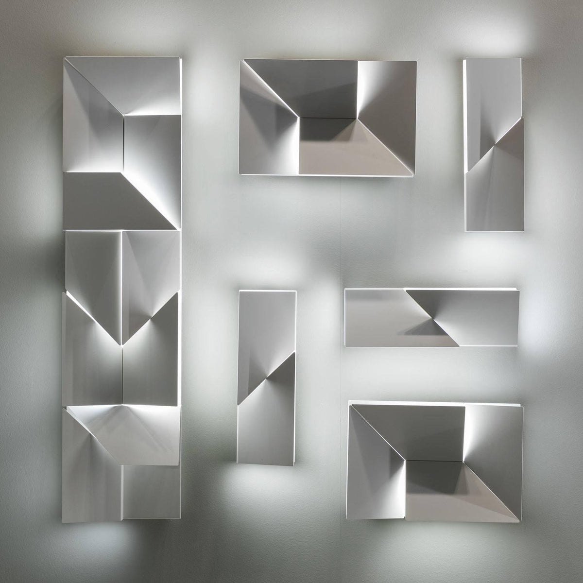 Wynor Shadows Grand Sconce Wall Lamp