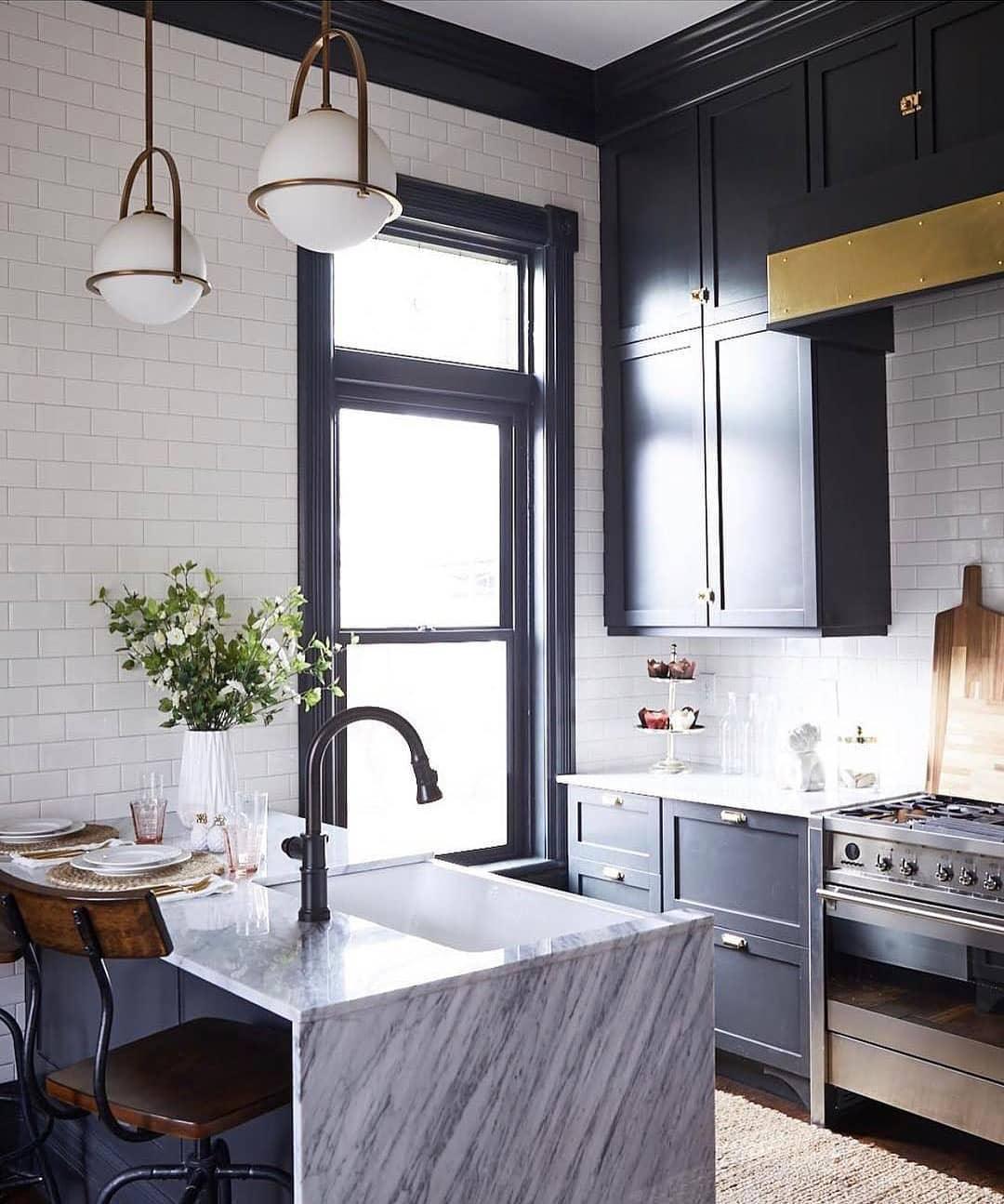 Brandonis Modern Glass Pendant Light