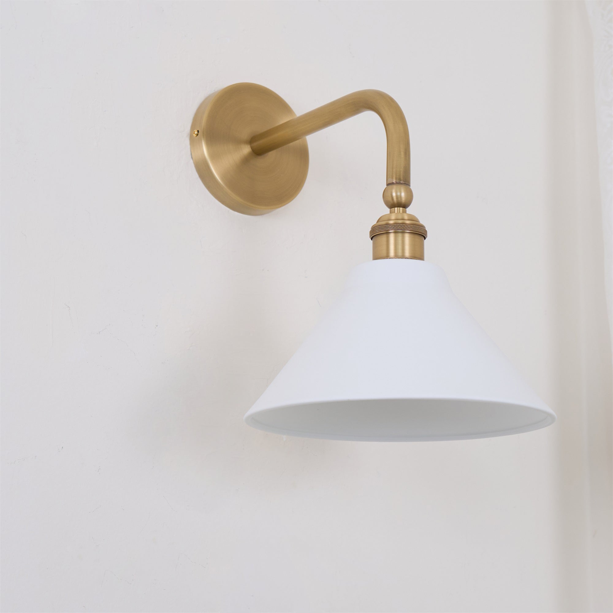 Zaya Minimalist Metal Wall Lamp
