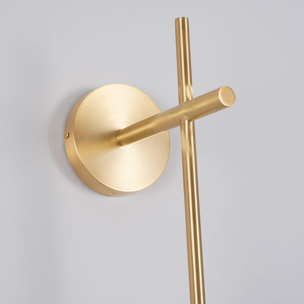 Ilraeia Vertical Globe Plug-in Wall Lamp