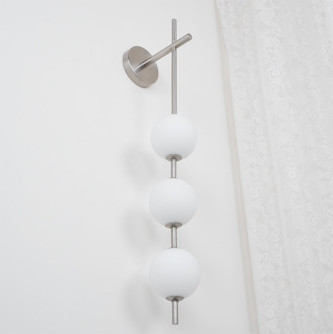 Ilraeia Vertical Globe Plug-in Wall Lamp
