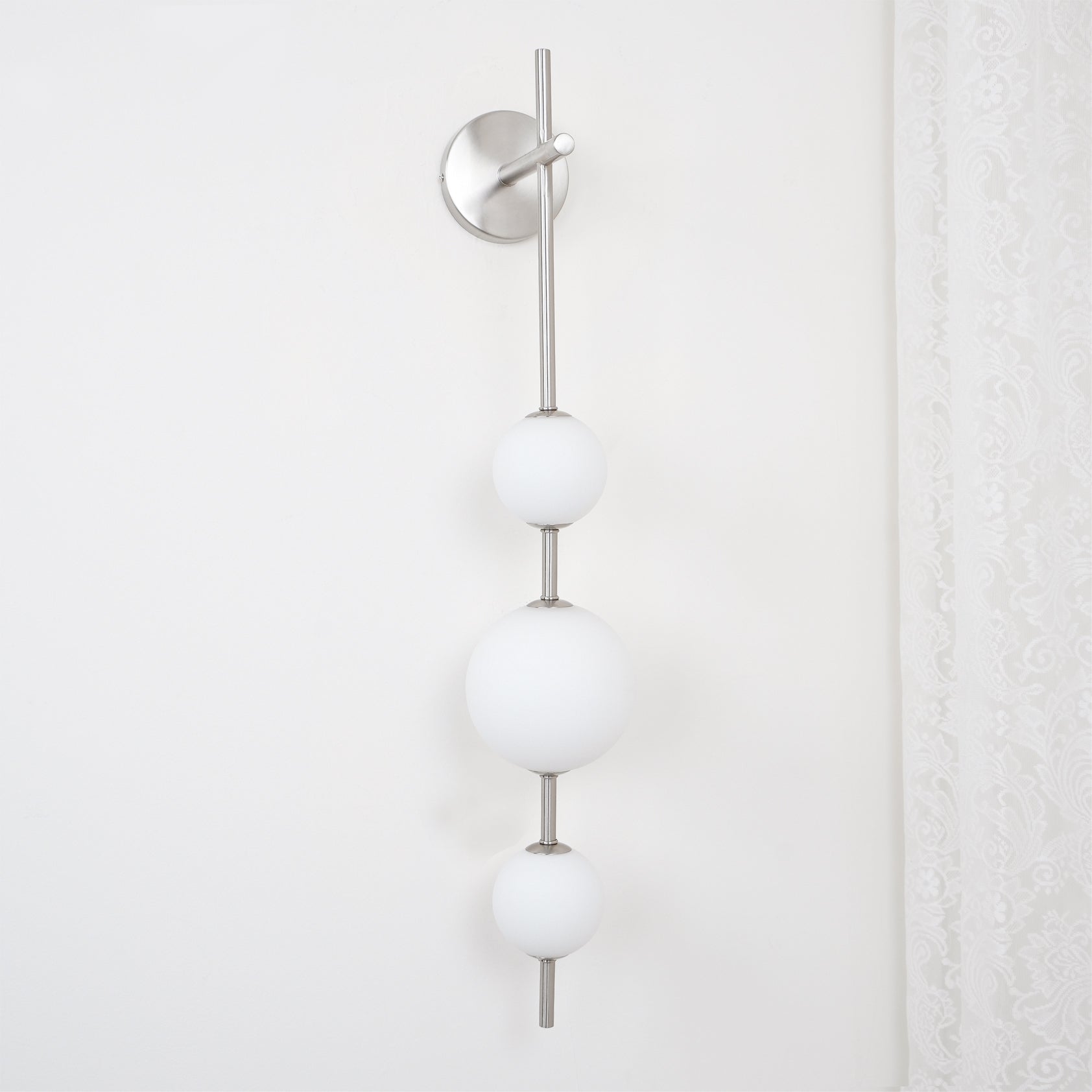 Ilraeia Vertical Globe Plug-in Wall Lamp
