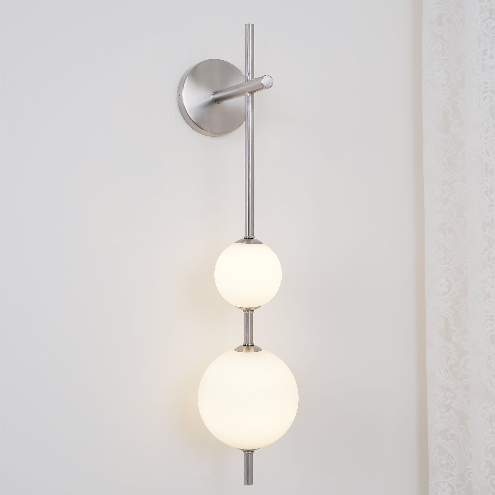 Ilraeia Vertical Globe Plug-in Wall Lamp