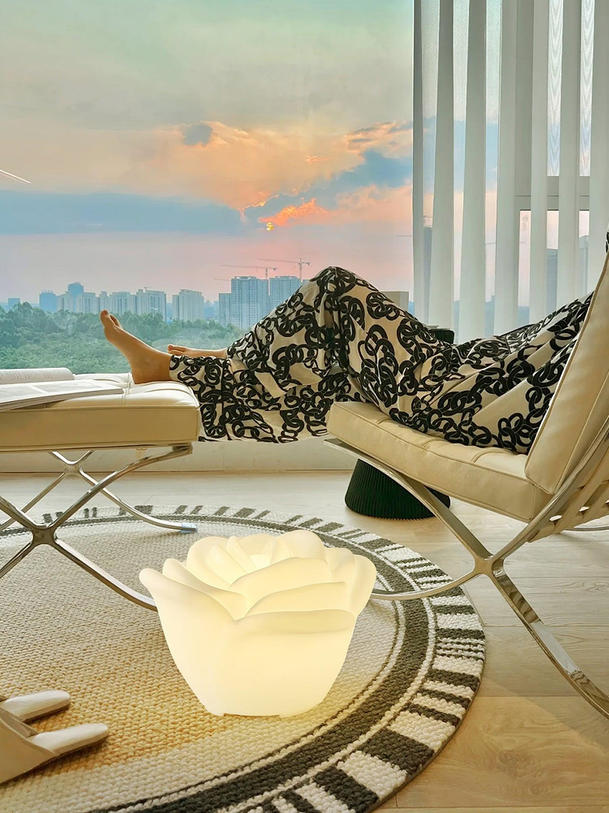 Rosebud Elegant Table Lamp