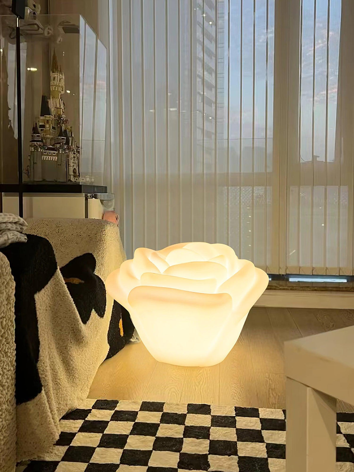 Rosebud Elegant Table Lamp