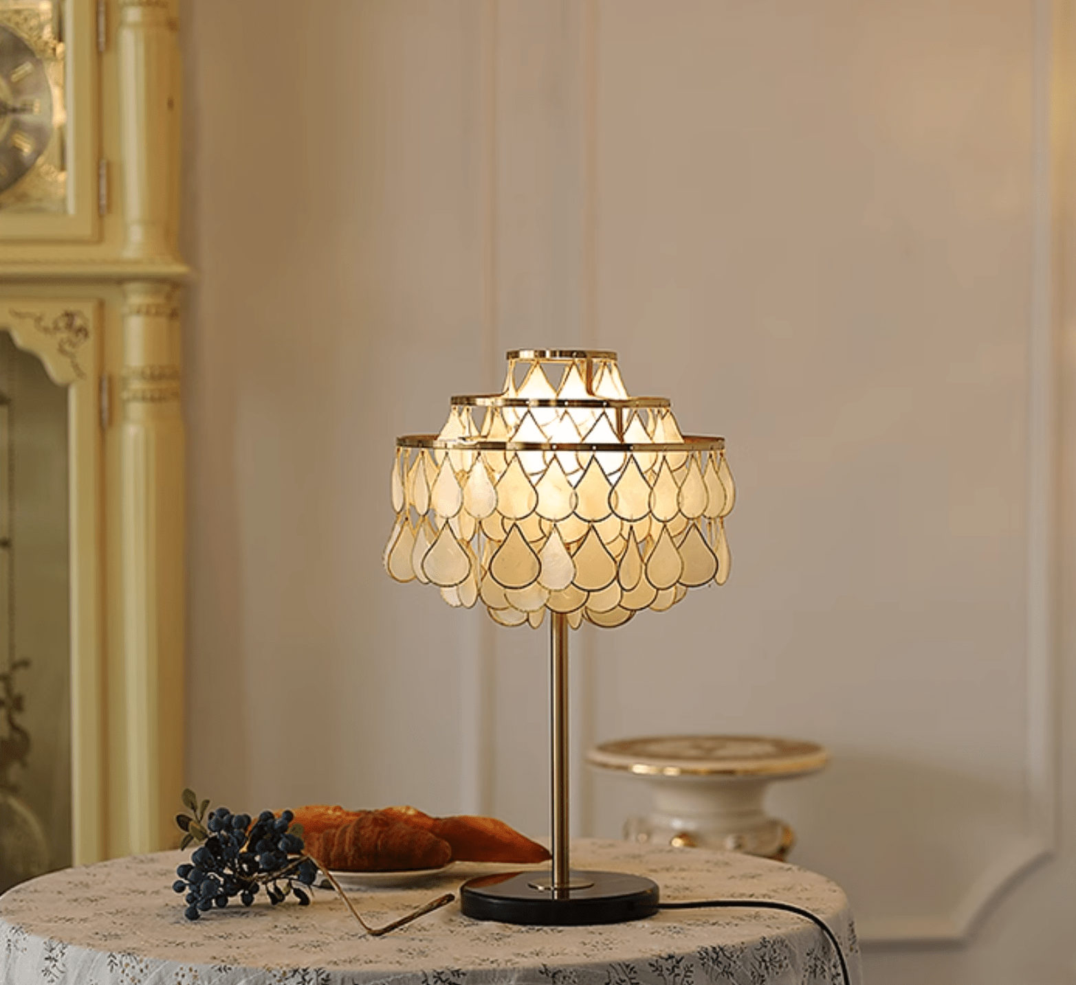 Jacob Luxury  Teardrops  Shell Table Lamp