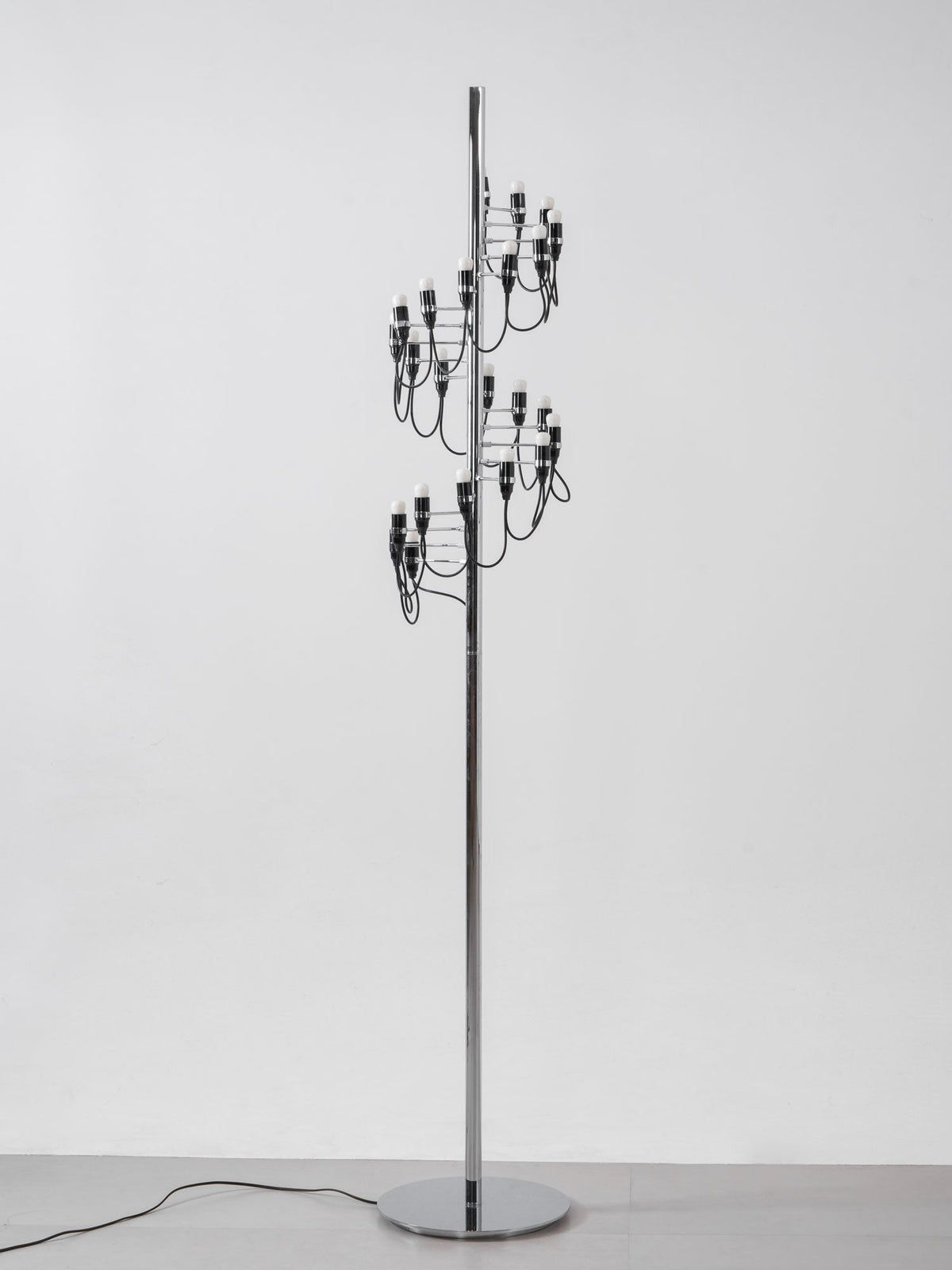 Olliryra Sculptural Steel Floor Lamp