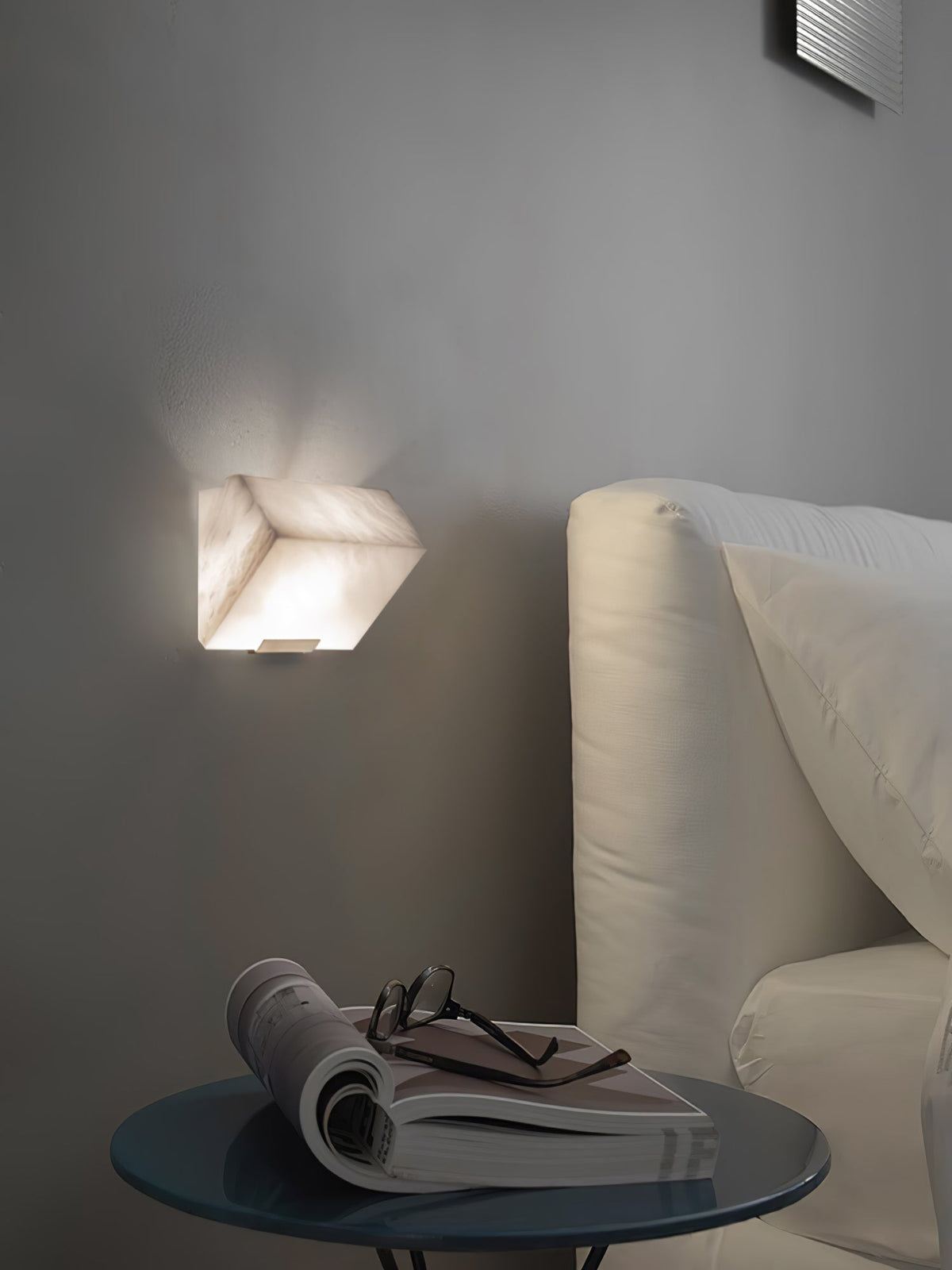 Niviella Alabaster Staircase Plug-in Wall Lamp