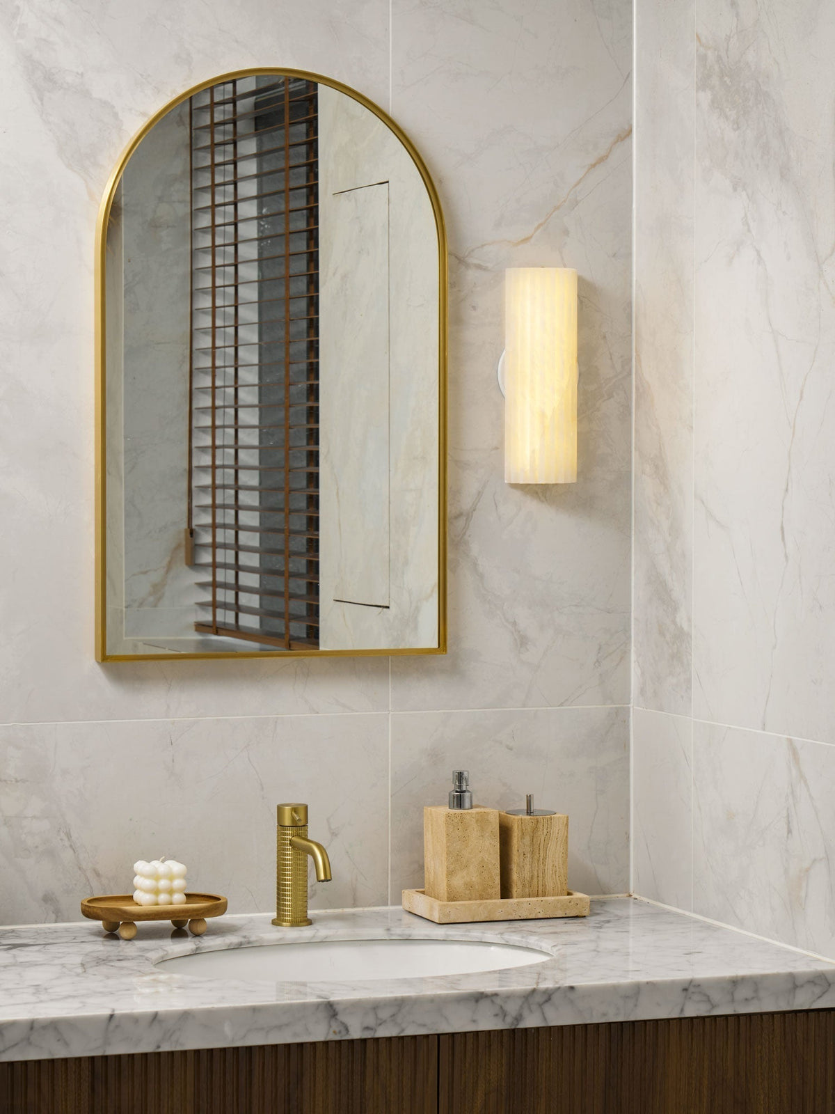 Aveniraria Alabaster Wall Lamp