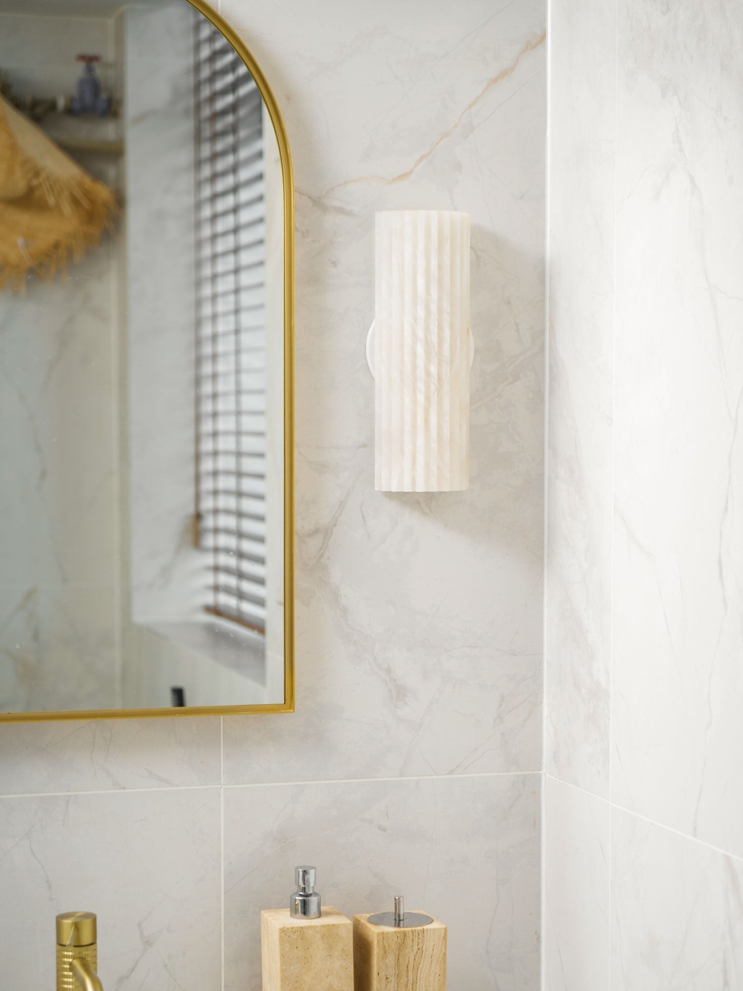Aveniraria Alabaster Wall Lamp