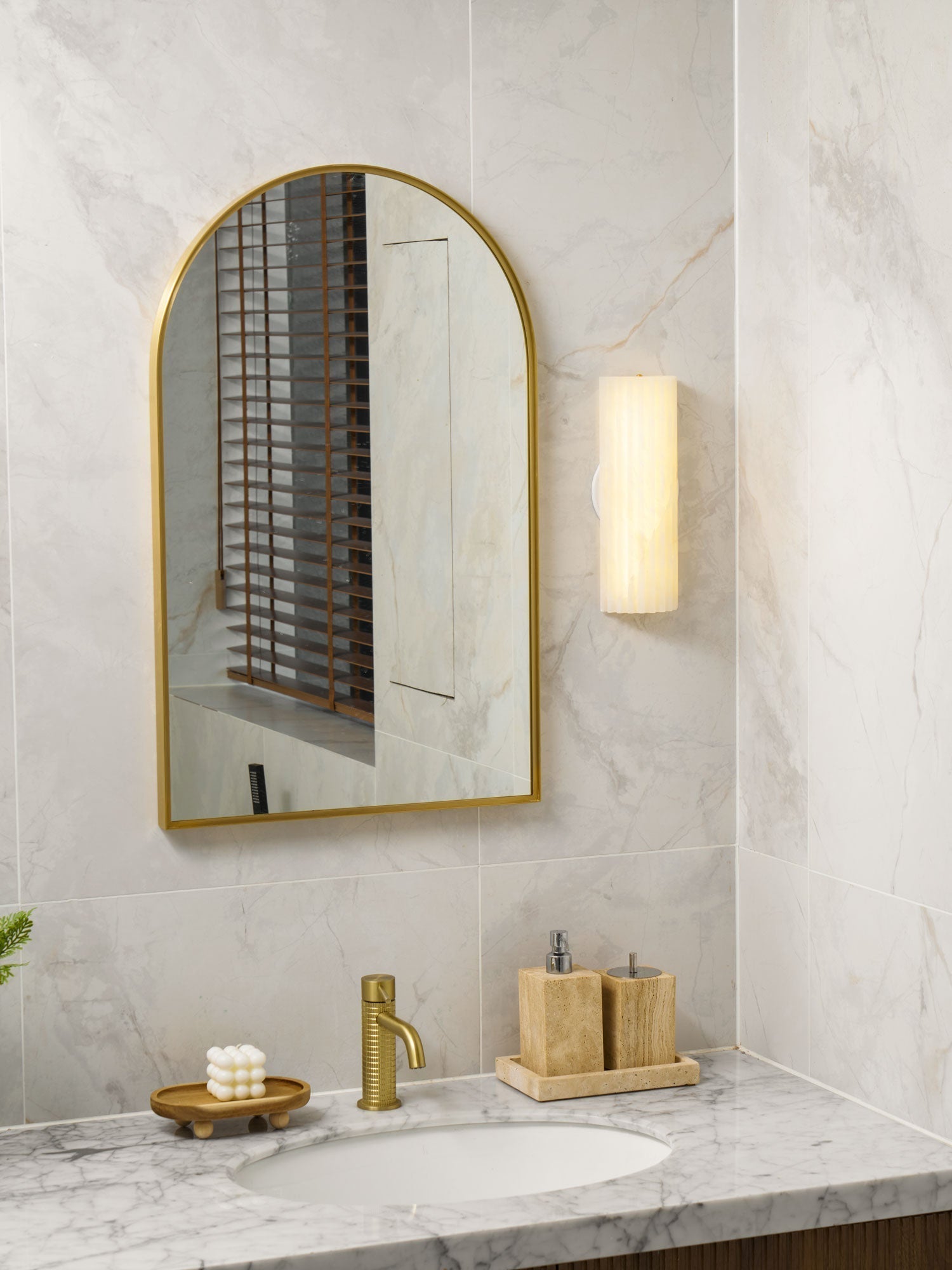 Aveniraria Alabaster Wall Lamp