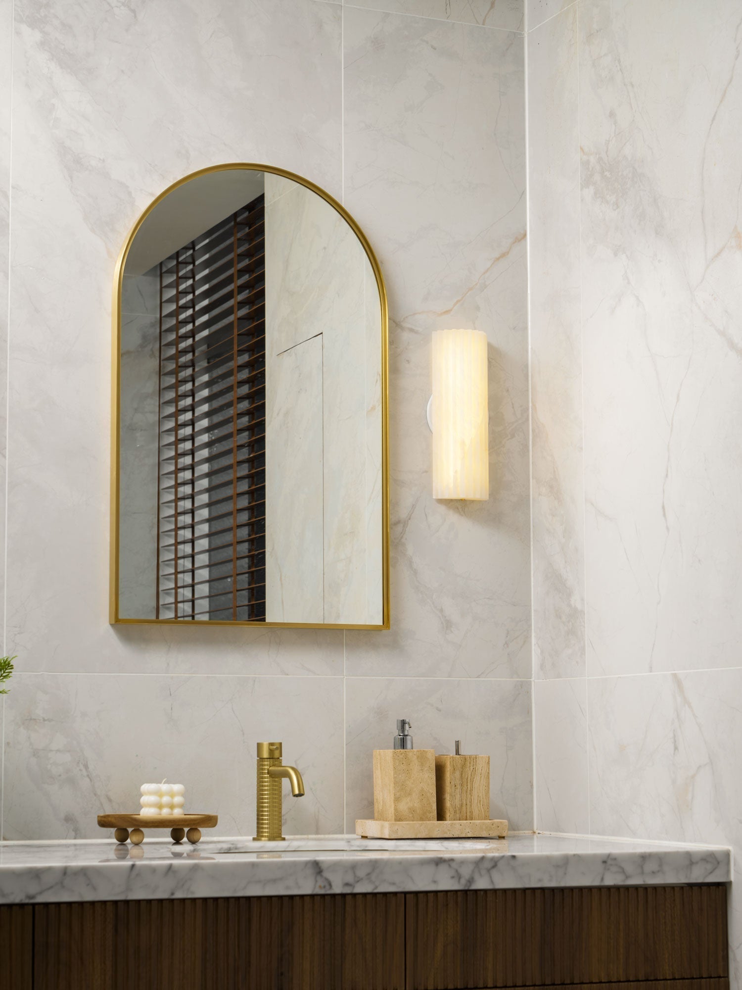 Aveniraria Alabaster Wall Lamp