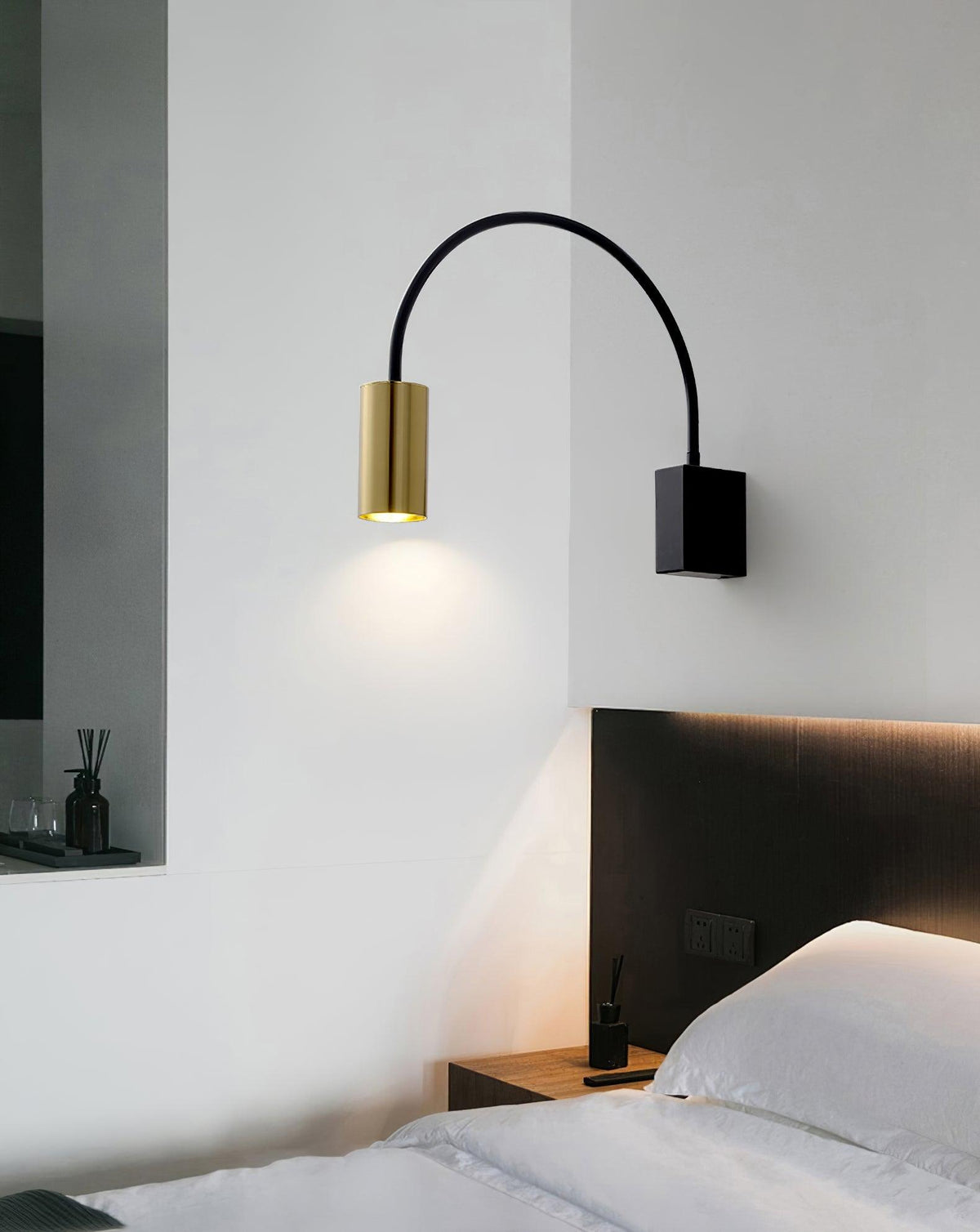 Noviq Contemporary Wall Lamp