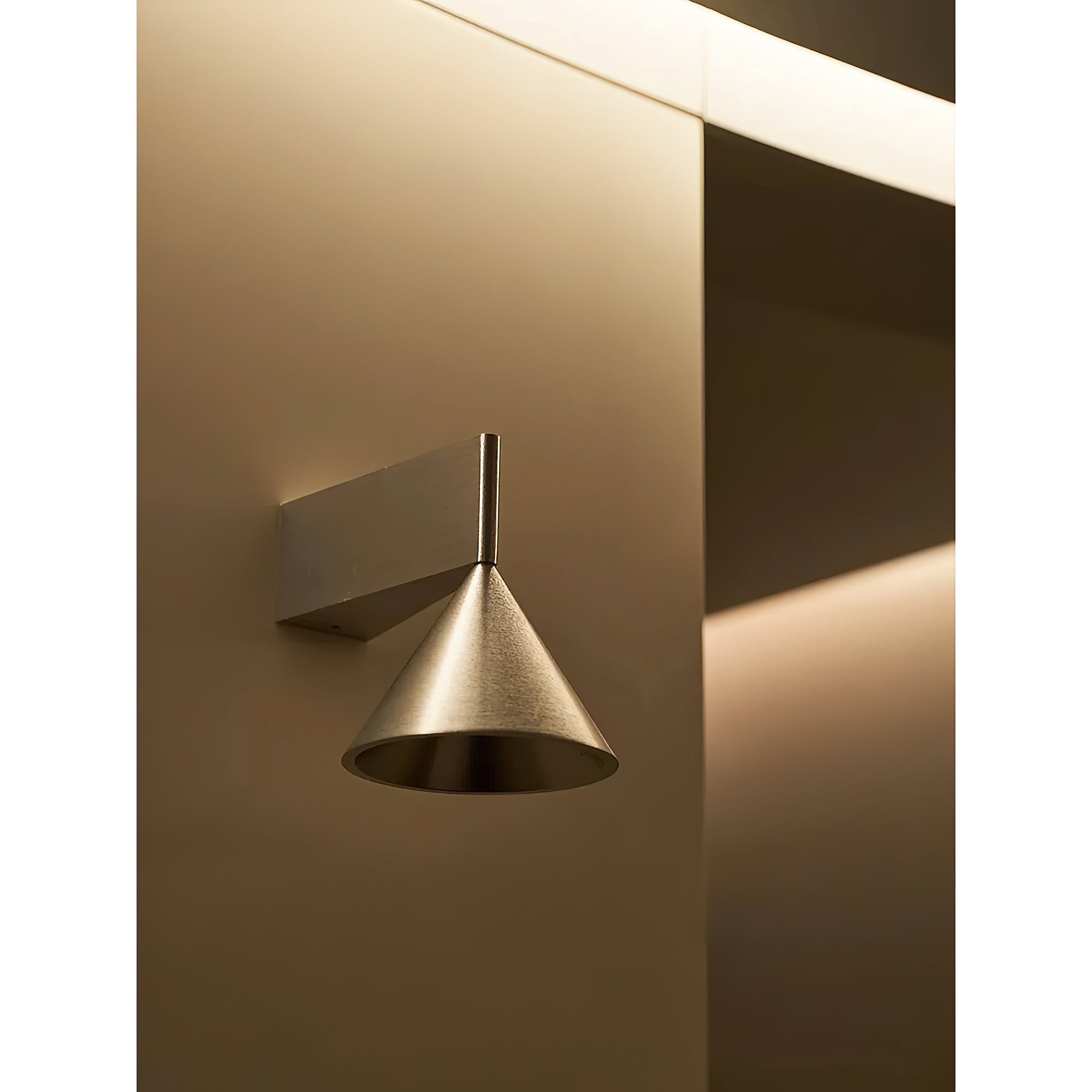 Rivarise Veyr Wall Lamp