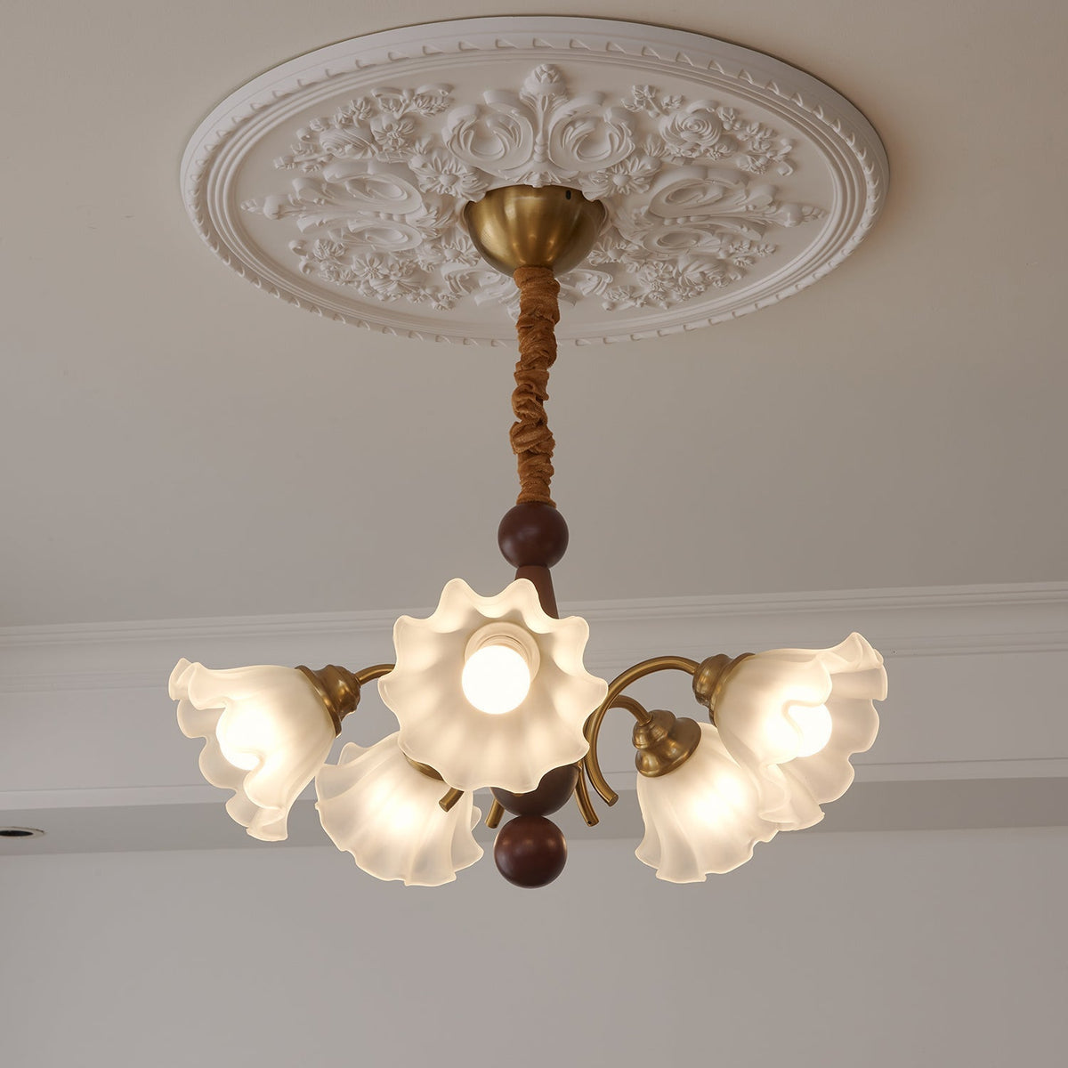 Ilvinan Traditional Elegance Wood Glass Chandelier