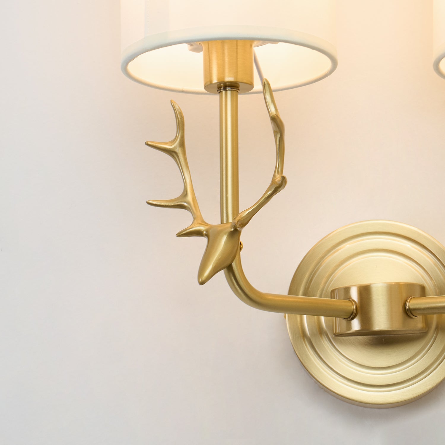 Noble Elegance Deer Head Brass Wall Light - Neutral Decor