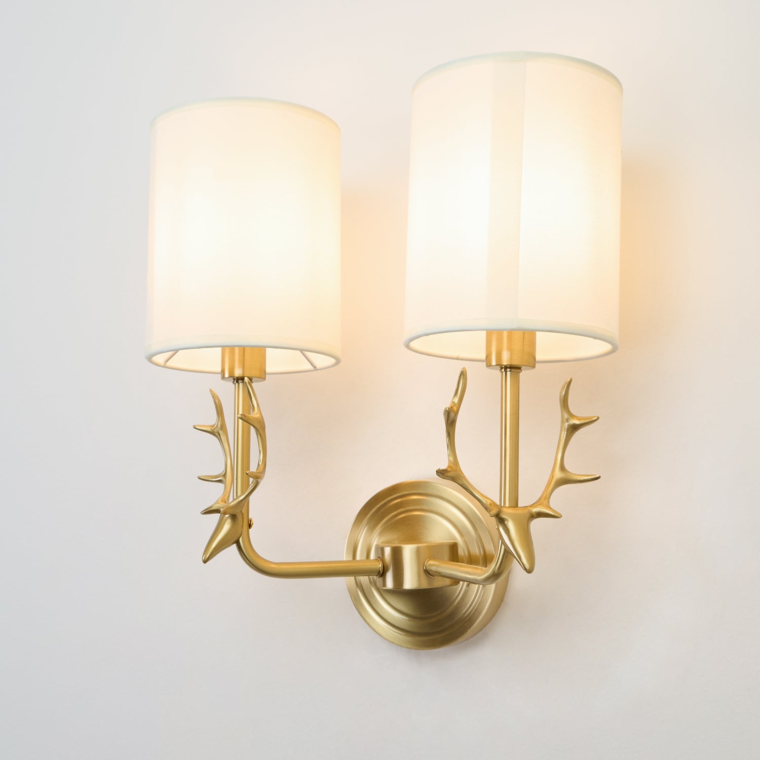 Noble Elegance Deer Head Brass Wall Light - Neutral Decor