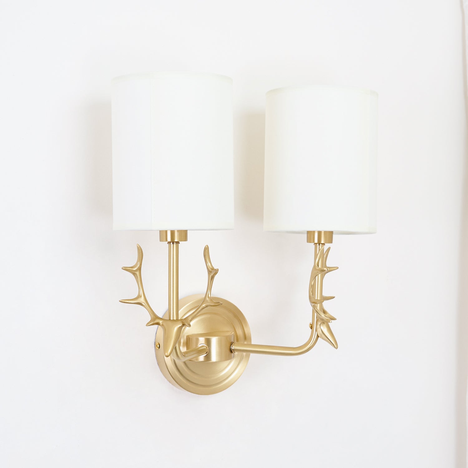 Noble Elegance Deer Head Brass Wall Light - Neutral Decor