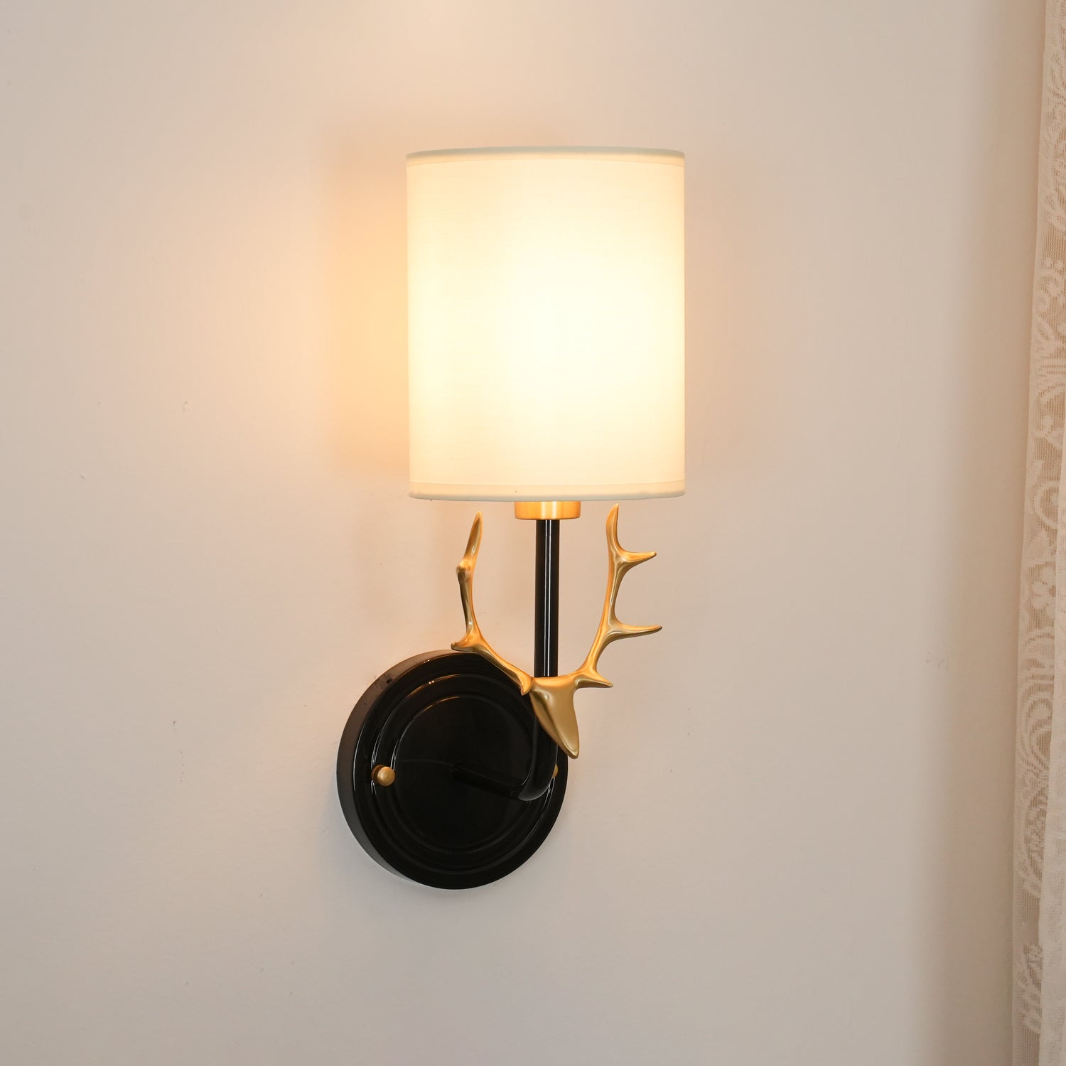 Noble Elegance Deer Head Brass Wall Light - Neutral Decor