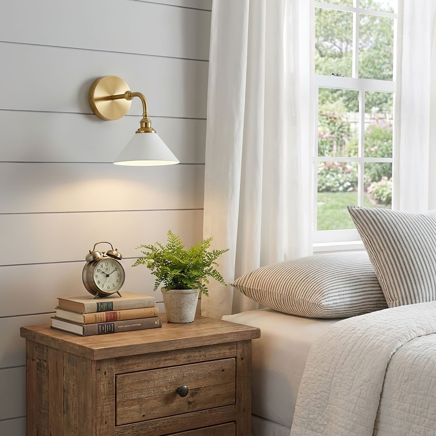 Dina Valerienne Minimalist Horn-shaped Metal Wall Lamp