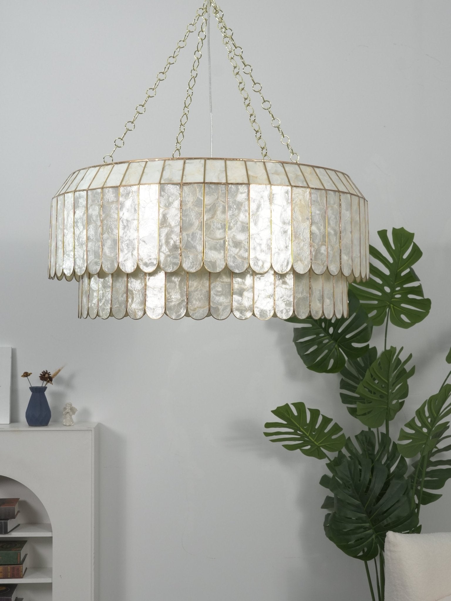 Holz Gold Shell Metal Aurelia Chandelier