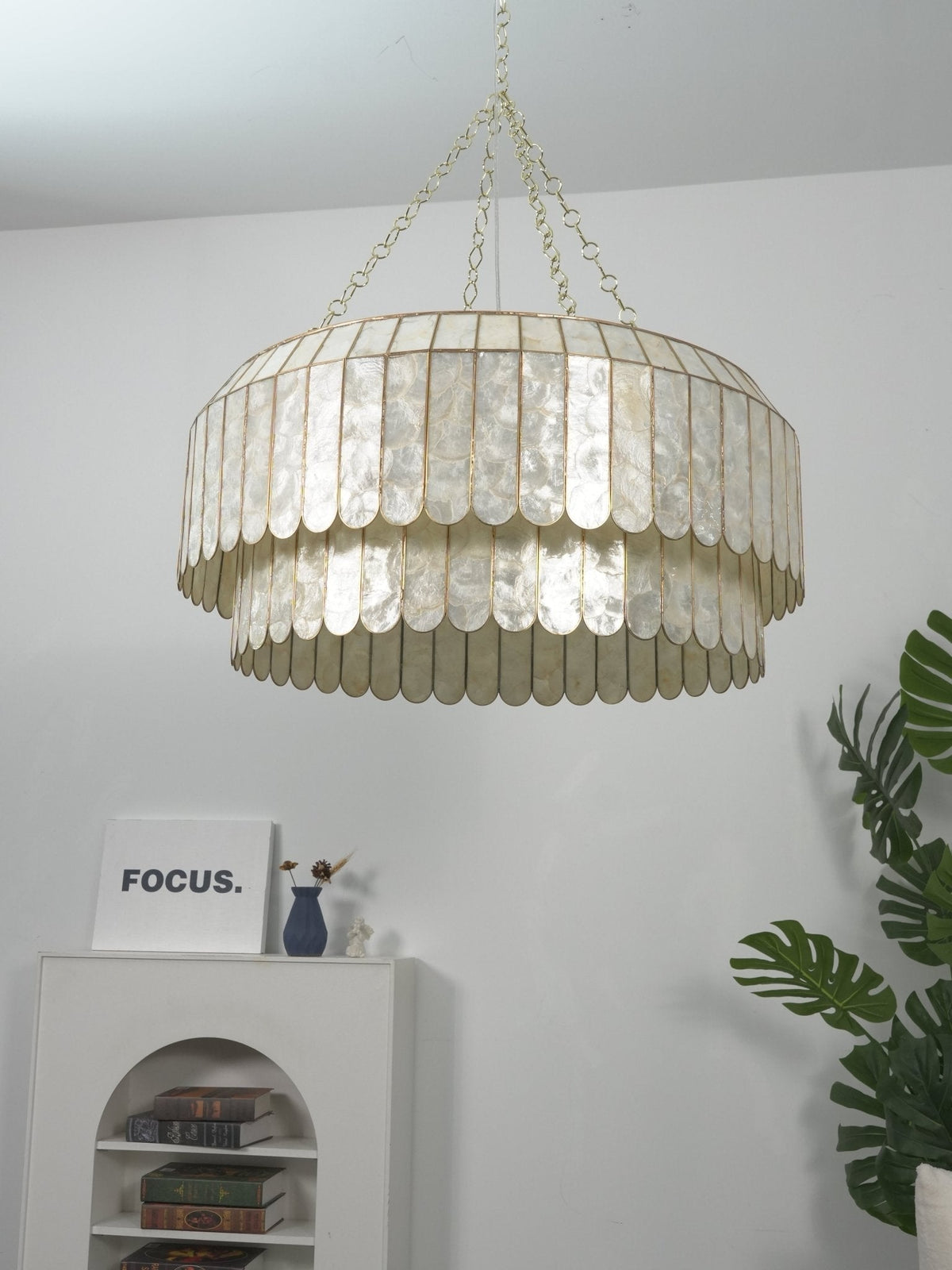 Holz Gold Shell Metal Aurelia Chandelier