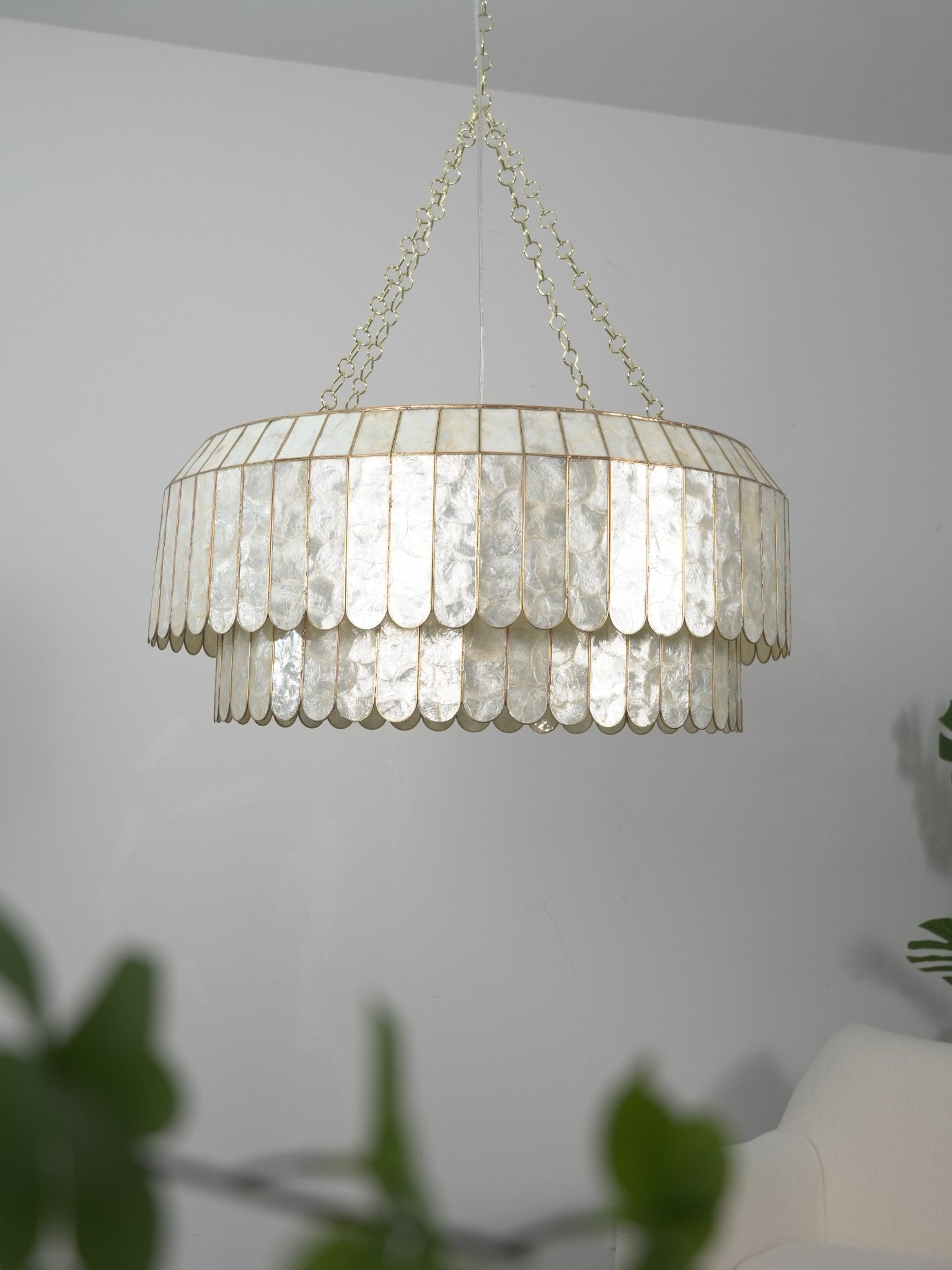 Holz Gold Shell Metal Aurelia Chandelier