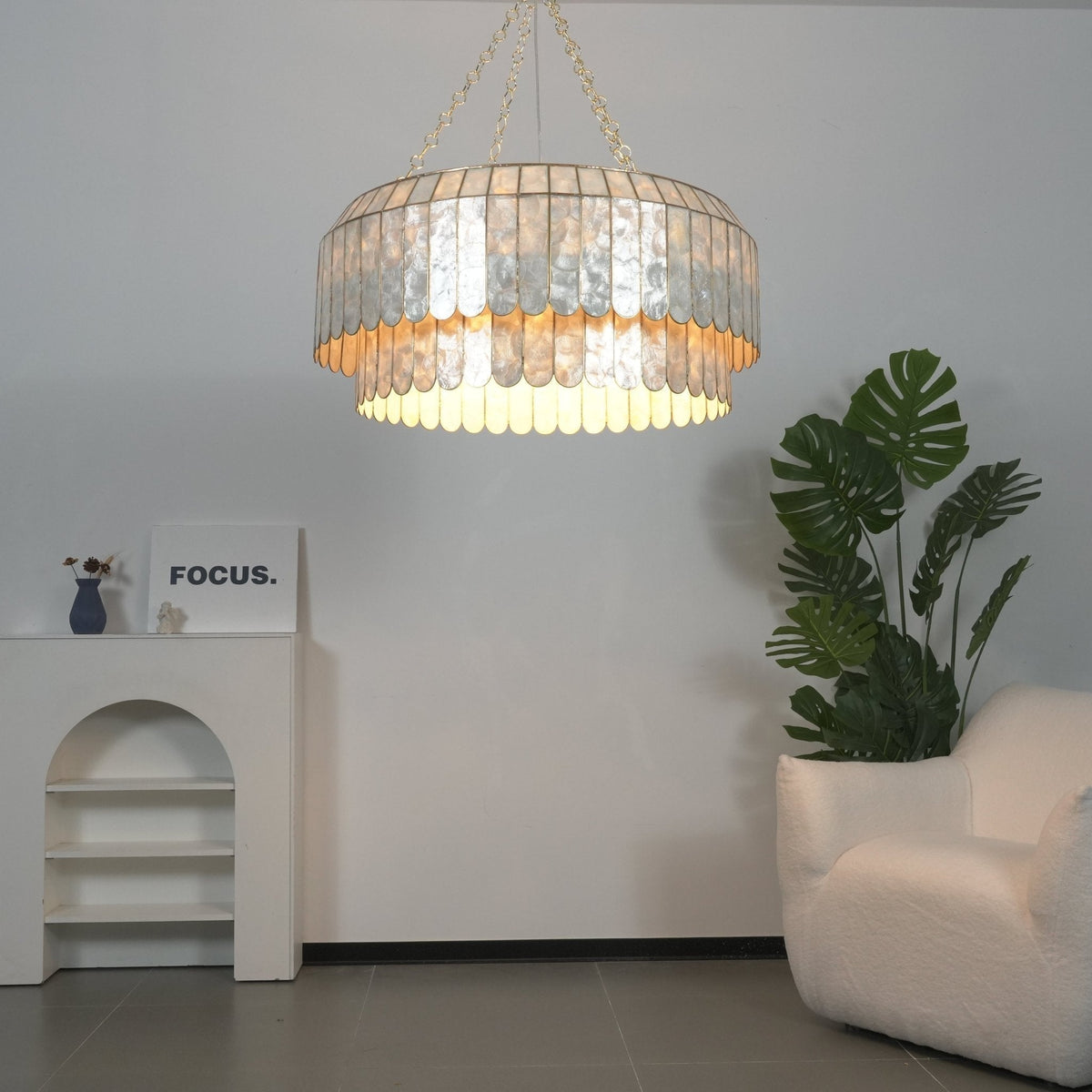Holz Gold Shell Metal Aurelia Chandelier