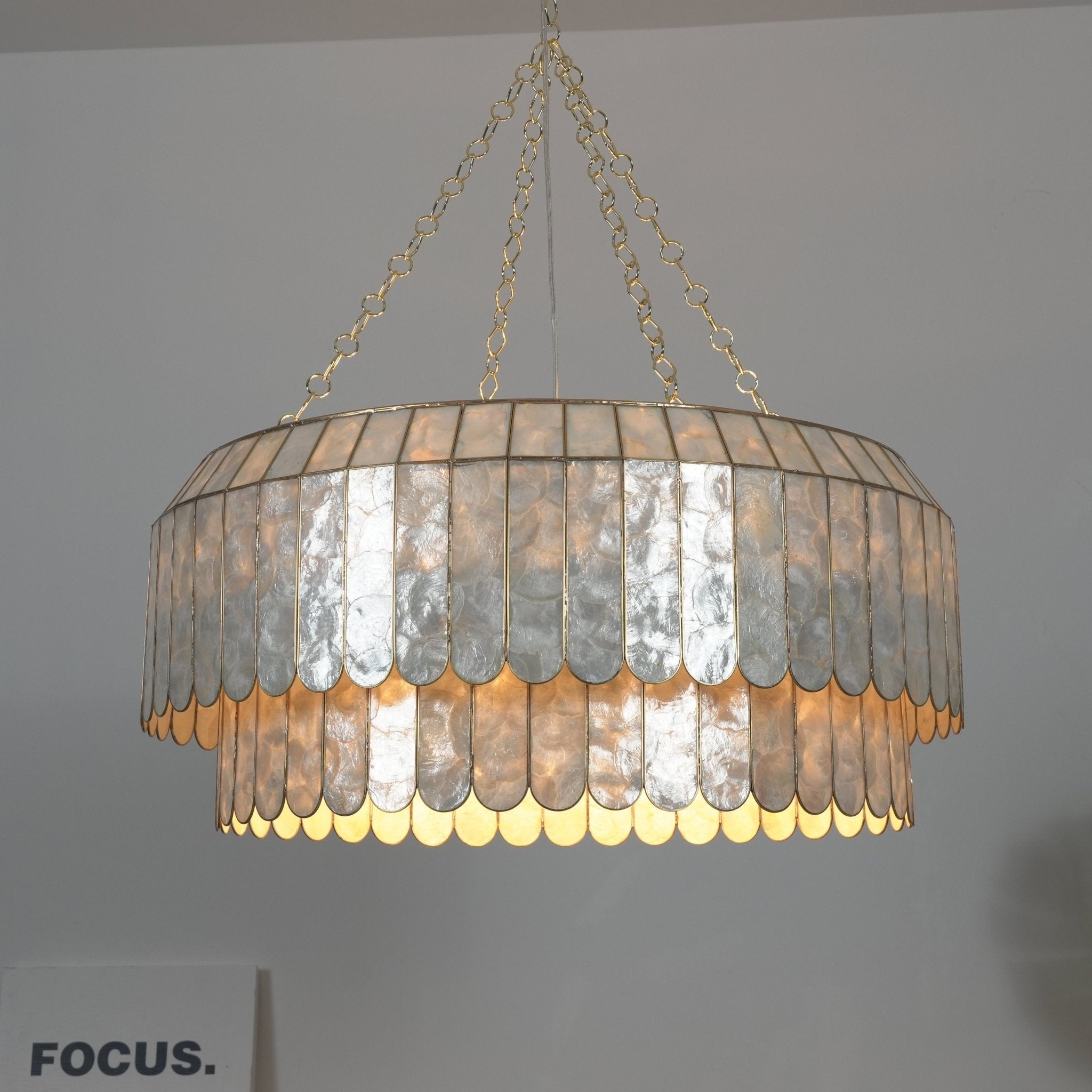 Holz Gold Shell Metal Aurelia Chandelier