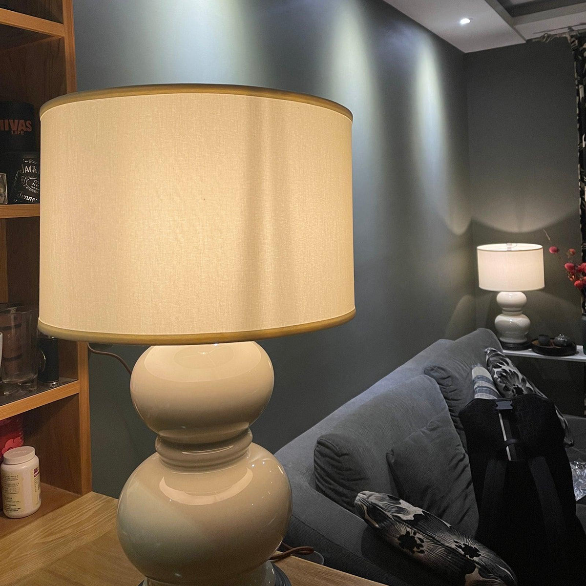 Velivella Modern Table Lamp