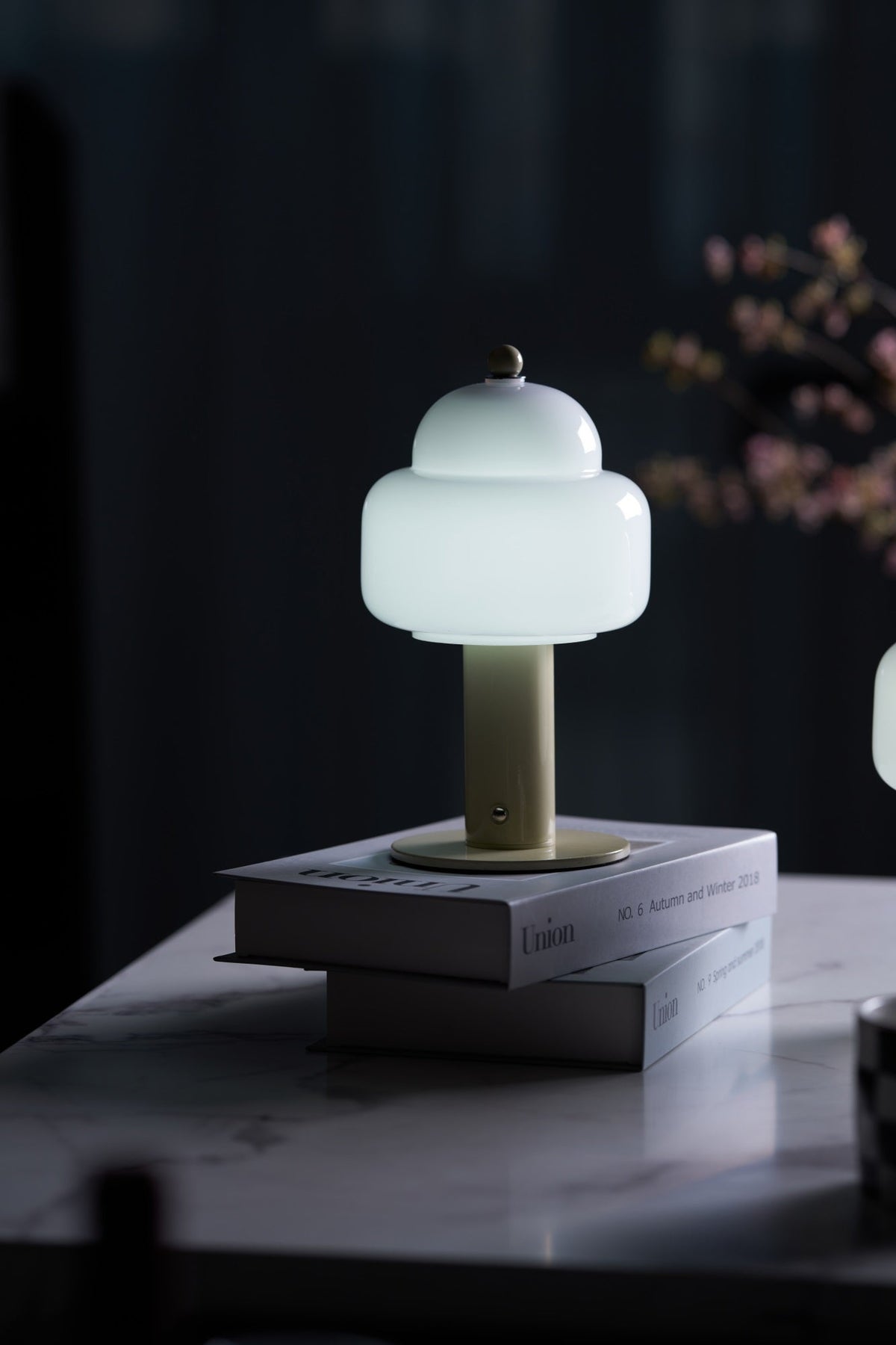 Avenaella Modern Table Lamp