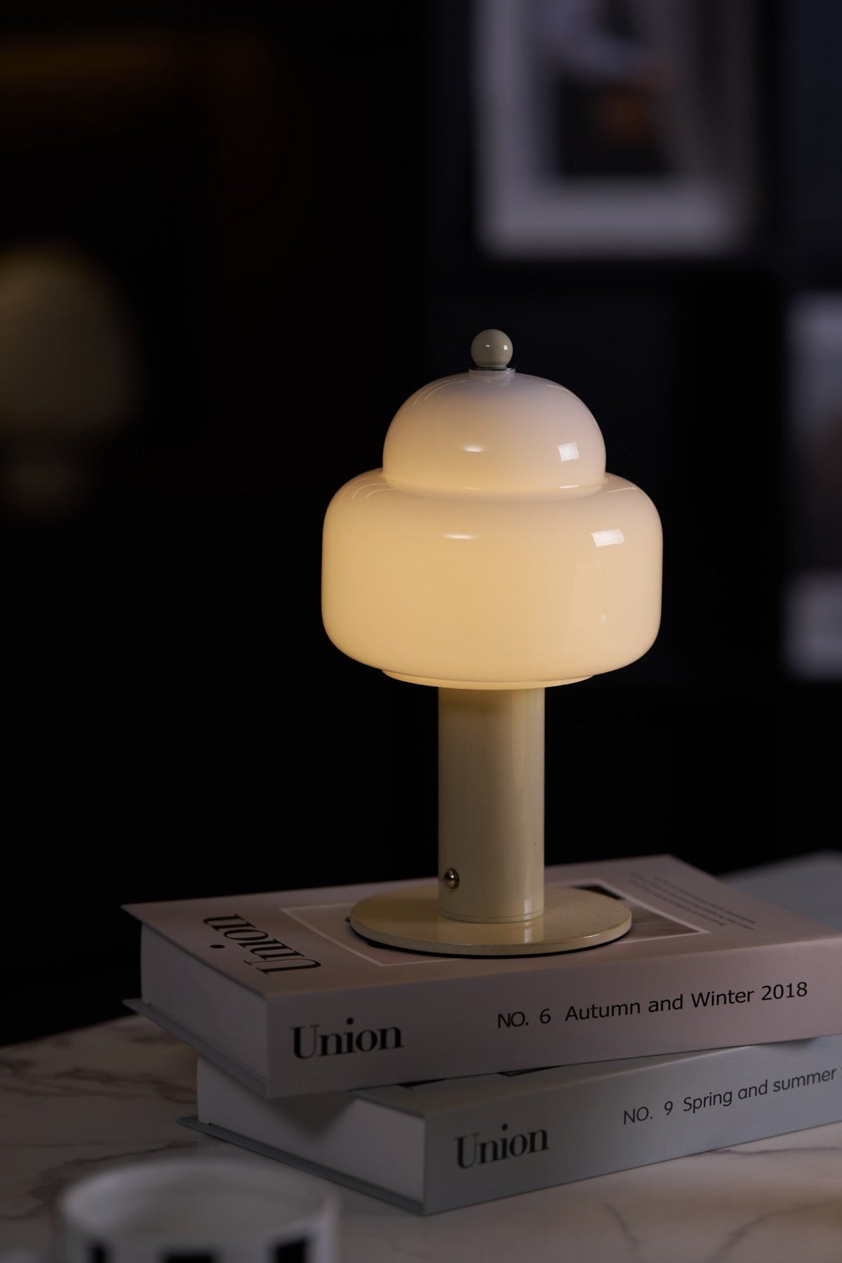 Avenaella Modern Table Lamp