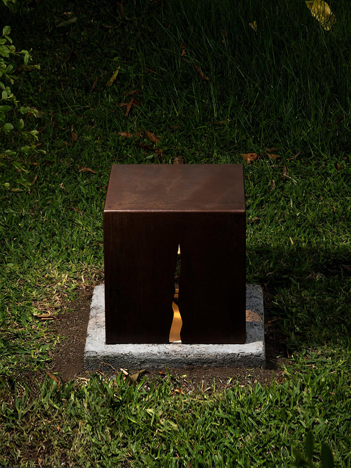 Ugo Outdoor Light Crack Cube