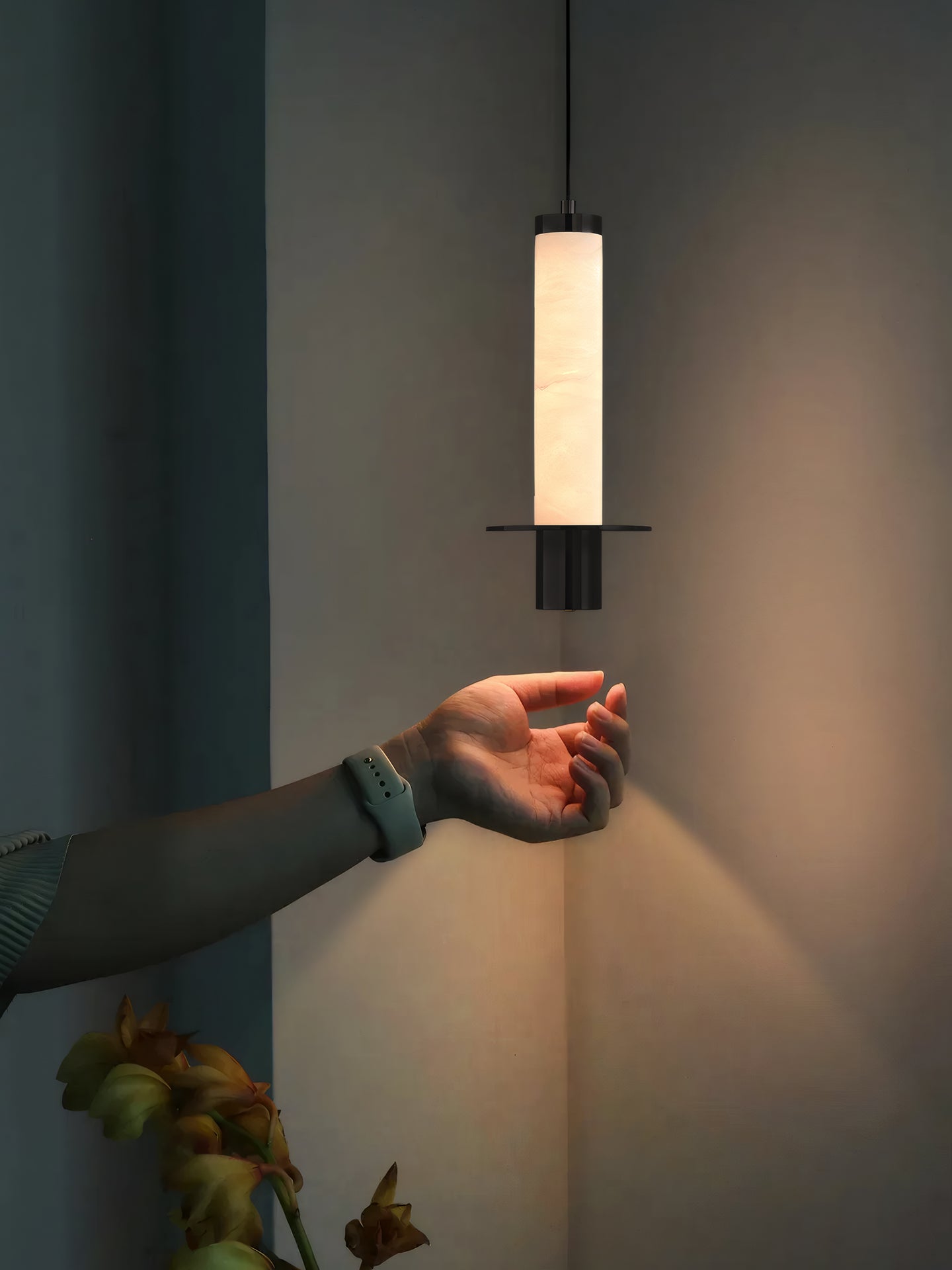 Eirenelia Slim Alabaster Cylindrical Pendant Lamp