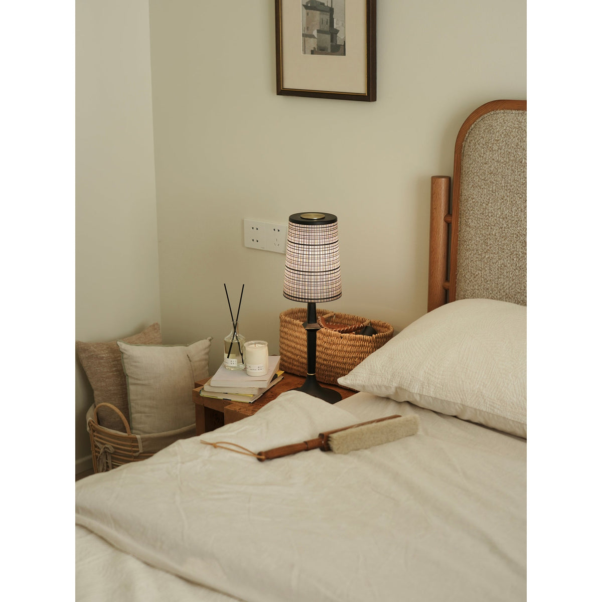 Karma Elvior Iron Table Lamp (Built-in Battery)