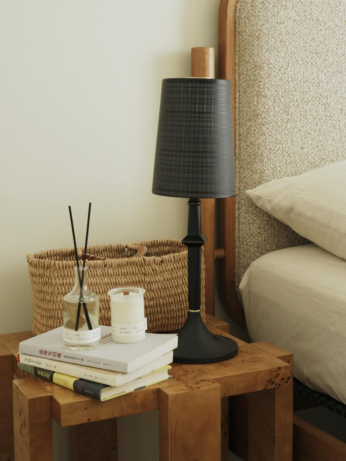 Karma Elvior Iron Table Lamp (Built-in Battery)