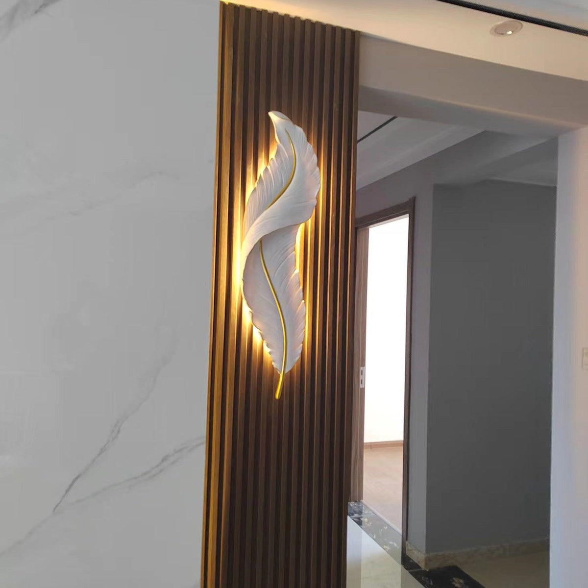 Arvess Individual Creativity Feather Resin Wall Lamp