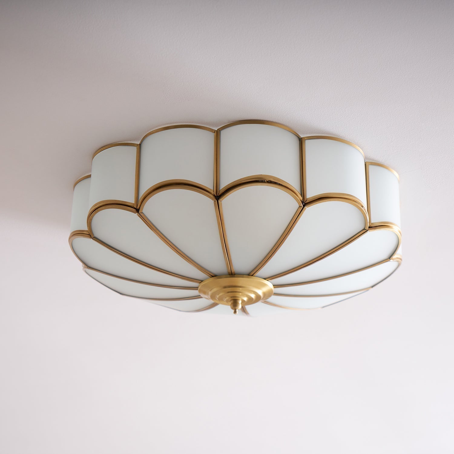 Lustra Ceiling Light Flower Shape Glass Brass - Neutral Decor
